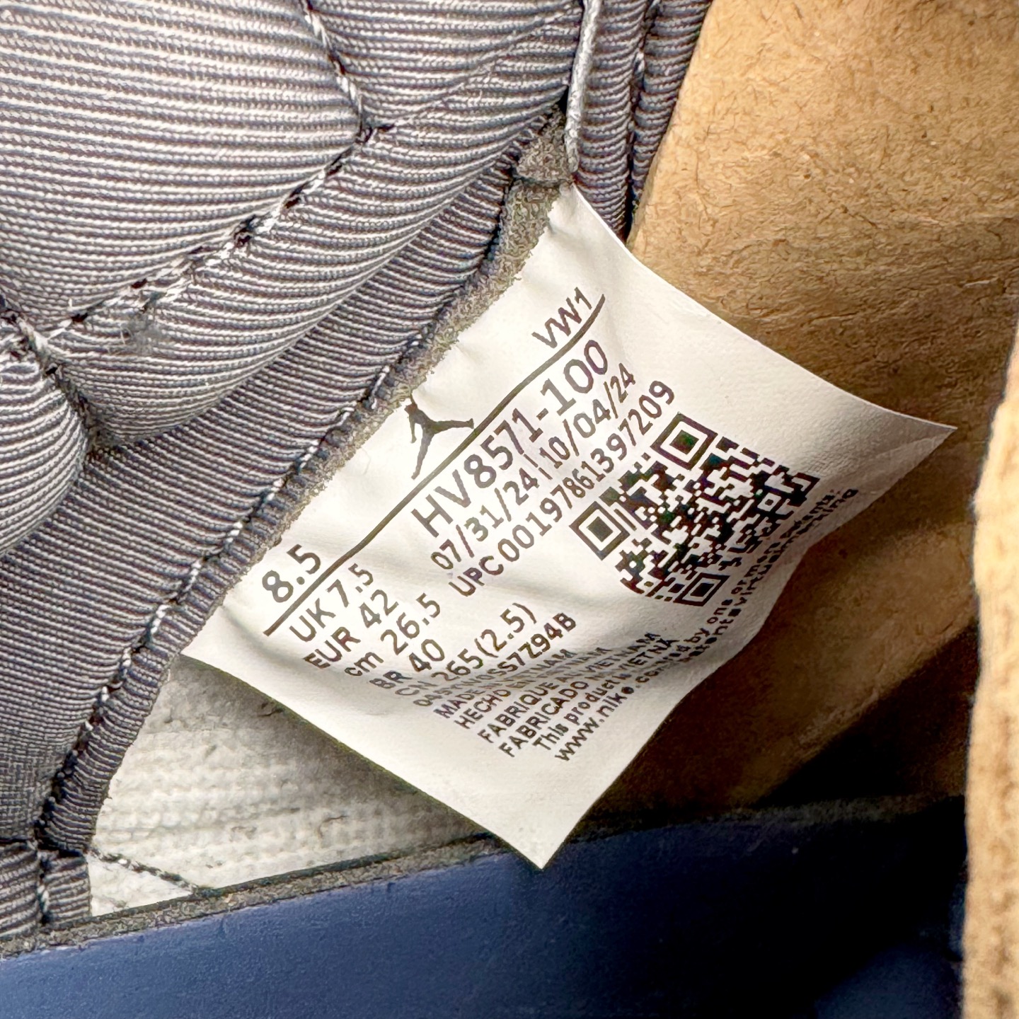 图片[14]-＃Lw纯原 A Ma Maniére x Air Jordan AJ3 Retro AMM联名白蓝 HV8571-100 圈内最强三代系列 匠心打造 开发时长超过半年 目前可过各类鉴定或无法鉴定 裸鞋随便操作 全套原纸板楦头开发 原厂大底磨具加持立体防滑纹理 原装可视Air Sole气垫 原汁原味最完美的三代版型 唯一正确鞋头趴度弧度高度鞋身腰线 原厂TPU彩虹扎染后跟饰片 正确内里反口里网布 皮料菱角分明不变形无多余毛边 广东原厂zp同批次手工大底描漆拉丝 市场唯一原厂鞋扣模具 原厂织唛标 原厂飞人电绣工艺 尾指中部跳三针 独家绑鞋带手法 印刷中底布 四线拉帮 米色美纹纸贴合固定 进口港宝加持 后跟自然饱满 全鞋荧光划线卡点 追求极致完美 每一双都是工艺品 多重QC质检 超越公司货的品控标准 实实在在的免检产品 尺码：36 36.5 37.5 38 38.5 39 40 40.5 41 42 42.5 43 44 44.5 45 45.5 46 47.5 48.5-选品中心