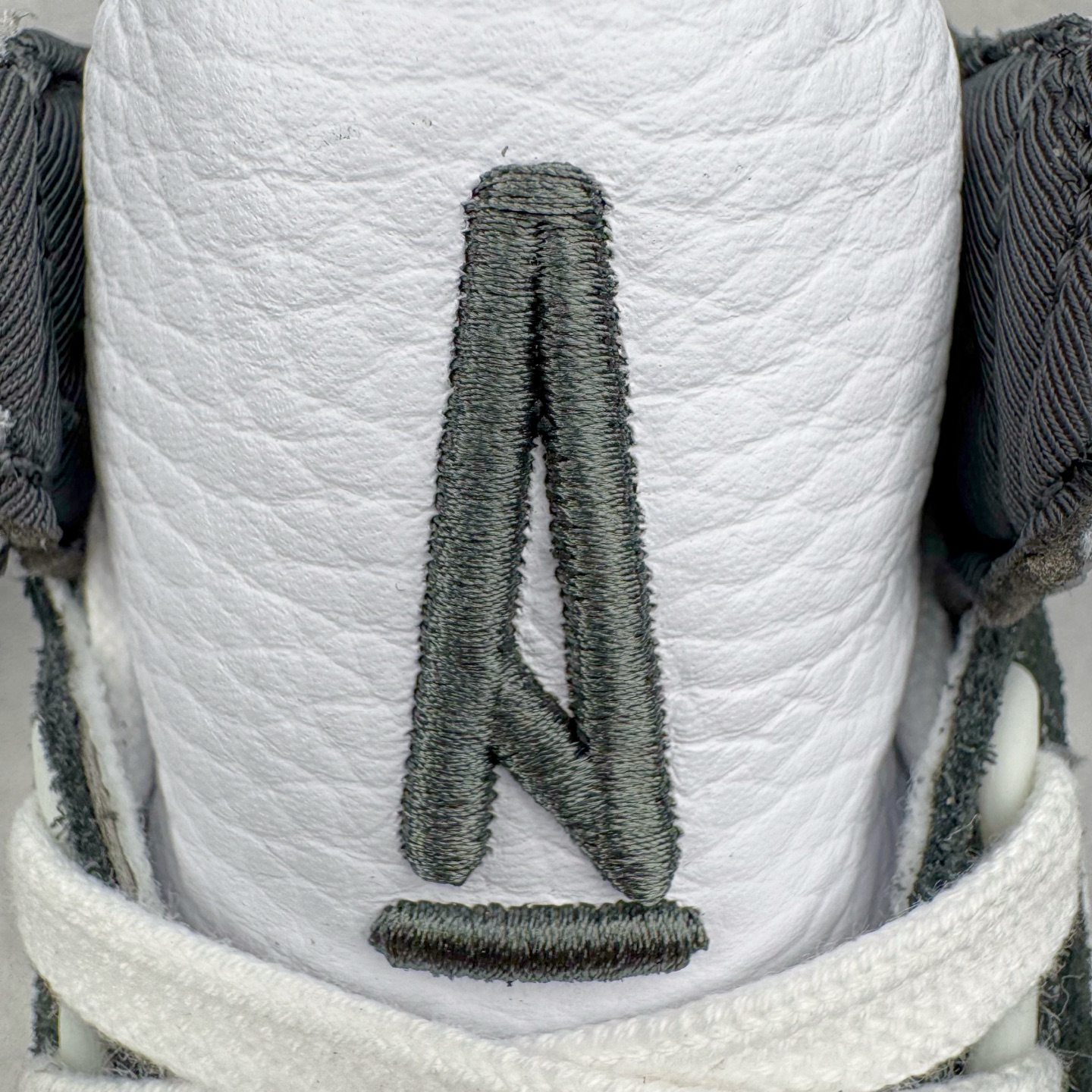 图片[15]-＃Lw纯原 A Ma Maniére x Air Jordan AJ3 Retro AMM联名白蓝 HV8571-100 圈内最强三代系列 匠心打造 开发时长超过半年 目前可过各类鉴定或无法鉴定 裸鞋随便操作 全套原纸板楦头开发 原厂大底磨具加持立体防滑纹理 原装可视Air Sole气垫 原汁原味最完美的三代版型 唯一正确鞋头趴度弧度高度鞋身腰线 原厂TPU彩虹扎染后跟饰片 正确内里反口里网布 皮料菱角分明不变形无多余毛边 广东原厂zp同批次手工大底描漆拉丝 市场唯一原厂鞋扣模具 原厂织唛标 原厂飞人电绣工艺 尾指中部跳三针 独家绑鞋带手法 印刷中底布 四线拉帮 米色美纹纸贴合固定 进口港宝加持 后跟自然饱满 全鞋荧光划线卡点 追求极致完美 每一双都是工艺品 多重QC质检 超越公司货的品控标准 实实在在的免检产品 尺码：36 36.5 37.5 38 38.5 39 40 40.5 41 42 42.5 43 44 44.5 45 45.5 46 47.5 48.5-选品中心