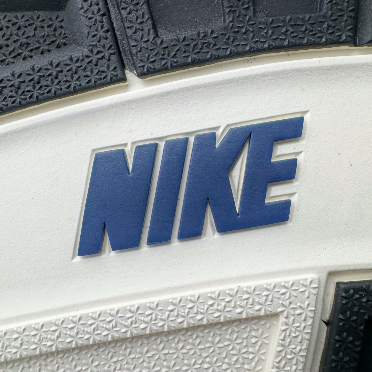 图片[10]-＃Lw纯原 A Ma Maniére x Air Jordan AJ3 Retro AMM联名白蓝 HV8571-100 圈内最强三代系列 匠心打造 开发时长超过半年 目前可过各类鉴定或无法鉴定 裸鞋随便操作 全套原纸板楦头开发 原厂大底磨具加持立体防滑纹理 原装可视Air Sole气垫 原汁原味最完美的三代版型 唯一正确鞋头趴度弧度高度鞋身腰线 原厂TPU彩虹扎染后跟饰片 正确内里反口里网布 皮料菱角分明不变形无多余毛边 广东原厂zp同批次手工大底描漆拉丝 市场唯一原厂鞋扣模具 原厂织唛标 原厂飞人电绣工艺 尾指中部跳三针 独家绑鞋带手法 印刷中底布 四线拉帮 米色美纹纸贴合固定 进口港宝加持 后跟自然饱满 全鞋荧光划线卡点 追求极致完美 每一双都是工艺品 多重QC质检 超越公司货的品控标准 实实在在的免检产品 尺码：36 36.5 37.5 38 38.5 39 40 40.5 41 42 42.5 43 44 44.5 45 45.5 46 47.5 48.5-选品中心