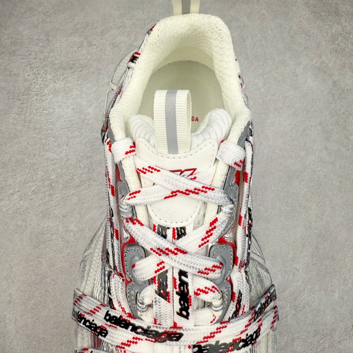 图片[5]-＃VG零售版 BALENCIAGA 3XL Sneakers 巴黎世家十代网布系带低帮走秀复古老爹鞋 全套原纸板楦头开发 最原汁原味的灵魂版型 全鞋荧光划线卡点 胶水把控整洁度追求极致完美 每一双都是工艺品 多重QC质检 超越公司货的品控标准 实实在在的免检产品 原盒原配 正确字体电绣 粗细、位置、大小正确 侧边TPU 透气孔匹配意产原版 正确分离大底 TPU软底 原版一致大底LOGO 立体感十足 原厂皮料水洗做旧 采购原厂网纱 不含皮革 网布材料和聚氨酯 磨损效果 鞋头边缘和后帮 Balenciaga 徽标 鞋面和后跟凸印尺码 鞋舌 3XL 橡胶品牌标识和反光细节 鞋帮拉袢和鞋舌拉祥 配反光细节 备用鞋带在鞋履前侧 可在穿着前取下 便于不同造型搭配 正常尺码 尺码：35 36 37 38 39 40 41 42 43 44 45 46-选品中心