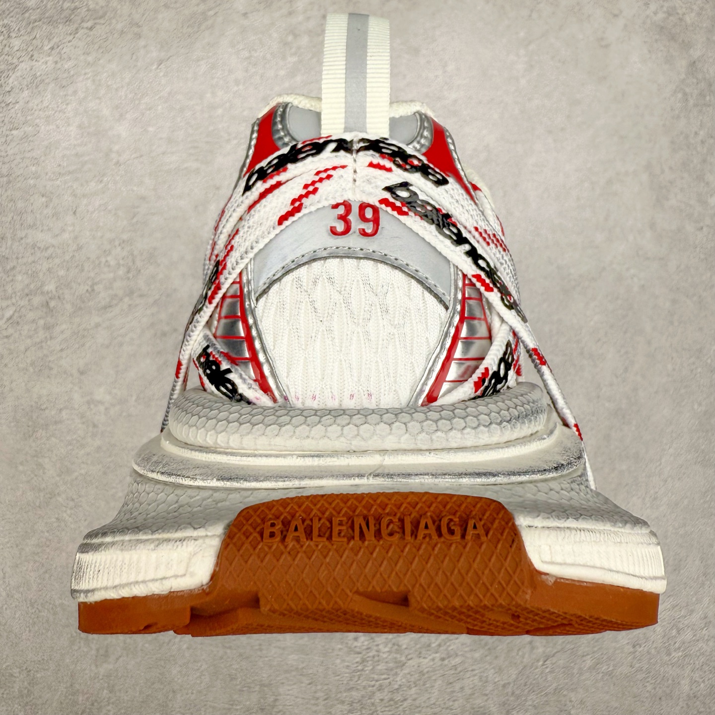 图片[8]-＃VG零售版 BALENCIAGA 3XL Sneakers 巴黎世家十代网布系带低帮走秀复古老爹鞋 全套原纸板楦头开发 最原汁原味的灵魂版型 全鞋荧光划线卡点 胶水把控整洁度追求极致完美 每一双都是工艺品 多重QC质检 超越公司货的品控标准 实实在在的免检产品 原盒原配 正确字体电绣 粗细、位置、大小正确 侧边TPU 透气孔匹配意产原版 正确分离大底 TPU软底 原版一致大底LOGO 立体感十足 原厂皮料水洗做旧 采购原厂网纱 不含皮革 网布材料和聚氨酯 磨损效果 鞋头边缘和后帮 Balenciaga 徽标 鞋面和后跟凸印尺码 鞋舌 3XL 橡胶品牌标识和反光细节 鞋帮拉袢和鞋舌拉祥 配反光细节 备用鞋带在鞋履前侧 可在穿着前取下 便于不同造型搭配 正常尺码 尺码：35 36 37 38 39 40 41 42 43 44 45 46-选品中心