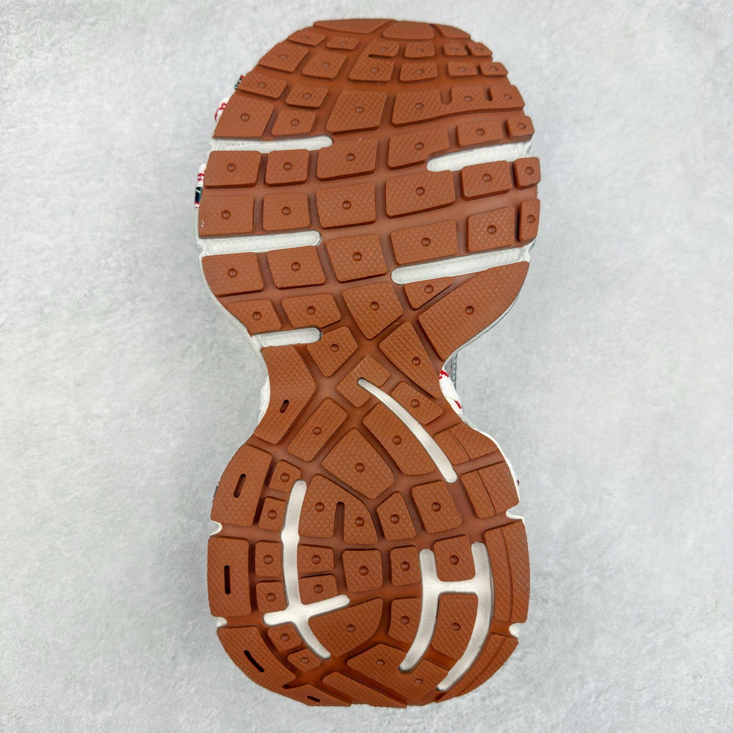 图片[9]-＃VG零售版 BALENCIAGA 3XL Sneakers 巴黎世家十代网布系带低帮走秀复古老爹鞋 全套原纸板楦头开发 最原汁原味的灵魂版型 全鞋荧光划线卡点 胶水把控整洁度追求极致完美 每一双都是工艺品 多重QC质检 超越公司货的品控标准 实实在在的免检产品 原盒原配 正确字体电绣 粗细、位置、大小正确 侧边TPU 透气孔匹配意产原版 正确分离大底 TPU软底 原版一致大底LOGO 立体感十足 原厂皮料水洗做旧 采购原厂网纱 不含皮革 网布材料和聚氨酯 磨损效果 鞋头边缘和后帮 Balenciaga 徽标 鞋面和后跟凸印尺码 鞋舌 3XL 橡胶品牌标识和反光细节 鞋帮拉袢和鞋舌拉祥 配反光细节 备用鞋带在鞋履前侧 可在穿着前取下 便于不同造型搭配 正常尺码 尺码：35 36 37 38 39 40 41 42 43 44 45 46-选品中心