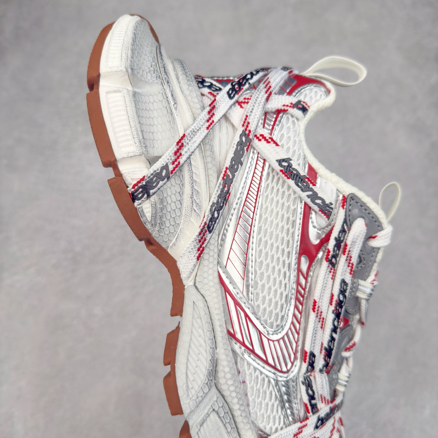 图片[6]-＃VG零售版 BALENCIAGA 3XL Sneakers 巴黎世家十代网布系带低帮走秀复古老爹鞋 全套原纸板楦头开发 最原汁原味的灵魂版型 全鞋荧光划线卡点 胶水把控整洁度追求极致完美 每一双都是工艺品 多重QC质检 超越公司货的品控标准 实实在在的免检产品 原盒原配 正确字体电绣 粗细、位置、大小正确 侧边TPU 透气孔匹配意产原版 正确分离大底 TPU软底 原版一致大底LOGO 立体感十足 原厂皮料水洗做旧 采购原厂网纱 不含皮革 网布材料和聚氨酯 磨损效果 鞋头边缘和后帮 Balenciaga 徽标 鞋面和后跟凸印尺码 鞋舌 3XL 橡胶品牌标识和反光细节 鞋帮拉袢和鞋舌拉祥 配反光细节 备用鞋带在鞋履前侧 可在穿着前取下 便于不同造型搭配 正常尺码 尺码：35 36 37 38 39 40 41 42 43 44 45 46-选品中心