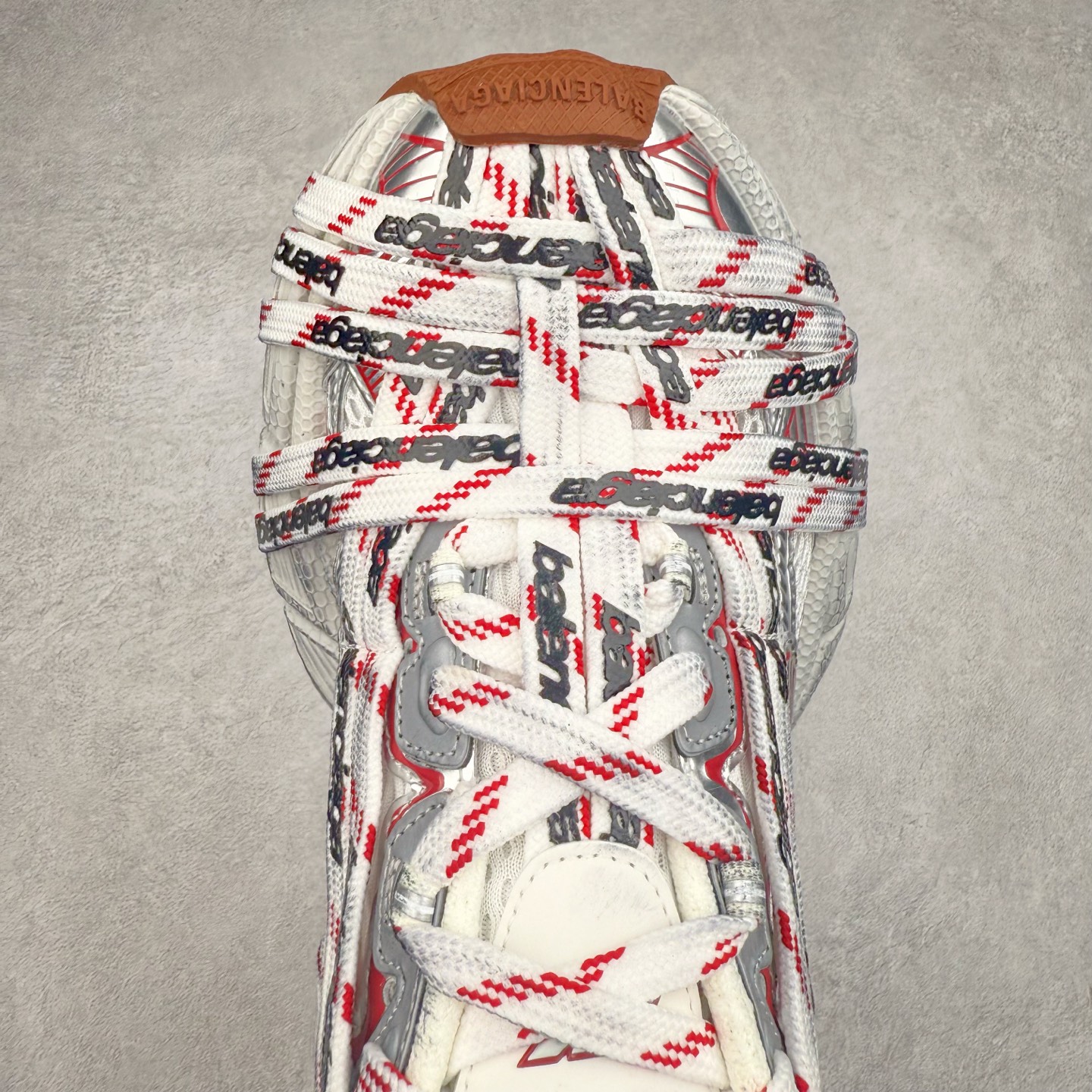 图片[4]-＃VG零售版 BALENCIAGA 3XL Sneakers 巴黎世家十代网布系带低帮走秀复古老爹鞋 全套原纸板楦头开发 最原汁原味的灵魂版型 全鞋荧光划线卡点 胶水把控整洁度追求极致完美 每一双都是工艺品 多重QC质检 超越公司货的品控标准 实实在在的免检产品 原盒原配 正确字体电绣 粗细、位置、大小正确 侧边TPU 透气孔匹配意产原版 正确分离大底 TPU软底 原版一致大底LOGO 立体感十足 原厂皮料水洗做旧 采购原厂网纱 不含皮革 网布材料和聚氨酯 磨损效果 鞋头边缘和后帮 Balenciaga 徽标 鞋面和后跟凸印尺码 鞋舌 3XL 橡胶品牌标识和反光细节 鞋帮拉袢和鞋舌拉祥 配反光细节 备用鞋带在鞋履前侧 可在穿着前取下 便于不同造型搭配 正常尺码 尺码：35 36 37 38 39 40 41 42 43 44 45 46-选品中心