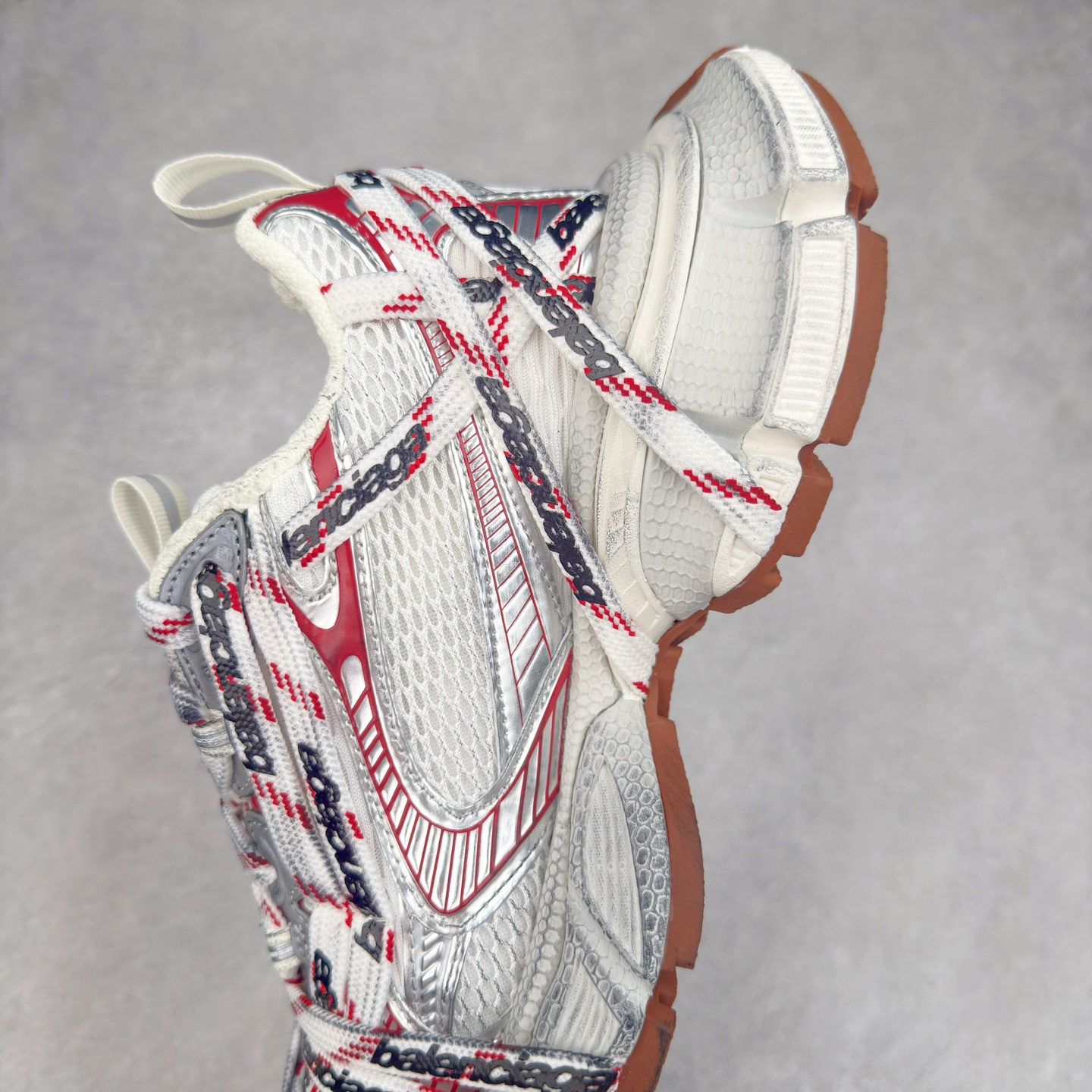 图片[7]-＃VG零售版 BALENCIAGA 3XL Sneakers 巴黎世家十代网布系带低帮走秀复古老爹鞋 全套原纸板楦头开发 最原汁原味的灵魂版型 全鞋荧光划线卡点 胶水把控整洁度追求极致完美 每一双都是工艺品 多重QC质检 超越公司货的品控标准 实实在在的免检产品 原盒原配 正确字体电绣 粗细、位置、大小正确 侧边TPU 透气孔匹配意产原版 正确分离大底 TPU软底 原版一致大底LOGO 立体感十足 原厂皮料水洗做旧 采购原厂网纱 不含皮革 网布材料和聚氨酯 磨损效果 鞋头边缘和后帮 Balenciaga 徽标 鞋面和后跟凸印尺码 鞋舌 3XL 橡胶品牌标识和反光细节 鞋帮拉袢和鞋舌拉祥 配反光细节 备用鞋带在鞋履前侧 可在穿着前取下 便于不同造型搭配 正常尺码 尺码：35 36 37 38 39 40 41 42 43 44 45 46-选品中心