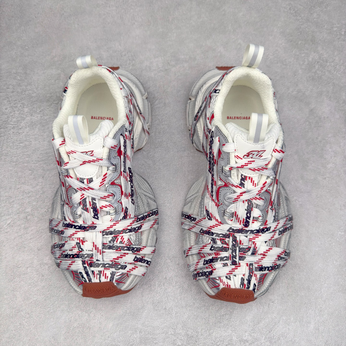 图片[2]-＃VG零售版 BALENCIAGA 3XL Sneakers 巴黎世家十代网布系带低帮走秀复古老爹鞋 全套原纸板楦头开发 最原汁原味的灵魂版型 全鞋荧光划线卡点 胶水把控整洁度追求极致完美 每一双都是工艺品 多重QC质检 超越公司货的品控标准 实实在在的免检产品 原盒原配 正确字体电绣 粗细、位置、大小正确 侧边TPU 透气孔匹配意产原版 正确分离大底 TPU软底 原版一致大底LOGO 立体感十足 原厂皮料水洗做旧 采购原厂网纱 不含皮革 网布材料和聚氨酯 磨损效果 鞋头边缘和后帮 Balenciaga 徽标 鞋面和后跟凸印尺码 鞋舌 3XL 橡胶品牌标识和反光细节 鞋帮拉袢和鞋舌拉祥 配反光细节 备用鞋带在鞋履前侧 可在穿着前取下 便于不同造型搭配 正常尺码 尺码：35 36 37 38 39 40 41 42 43 44 45 46-选品中心