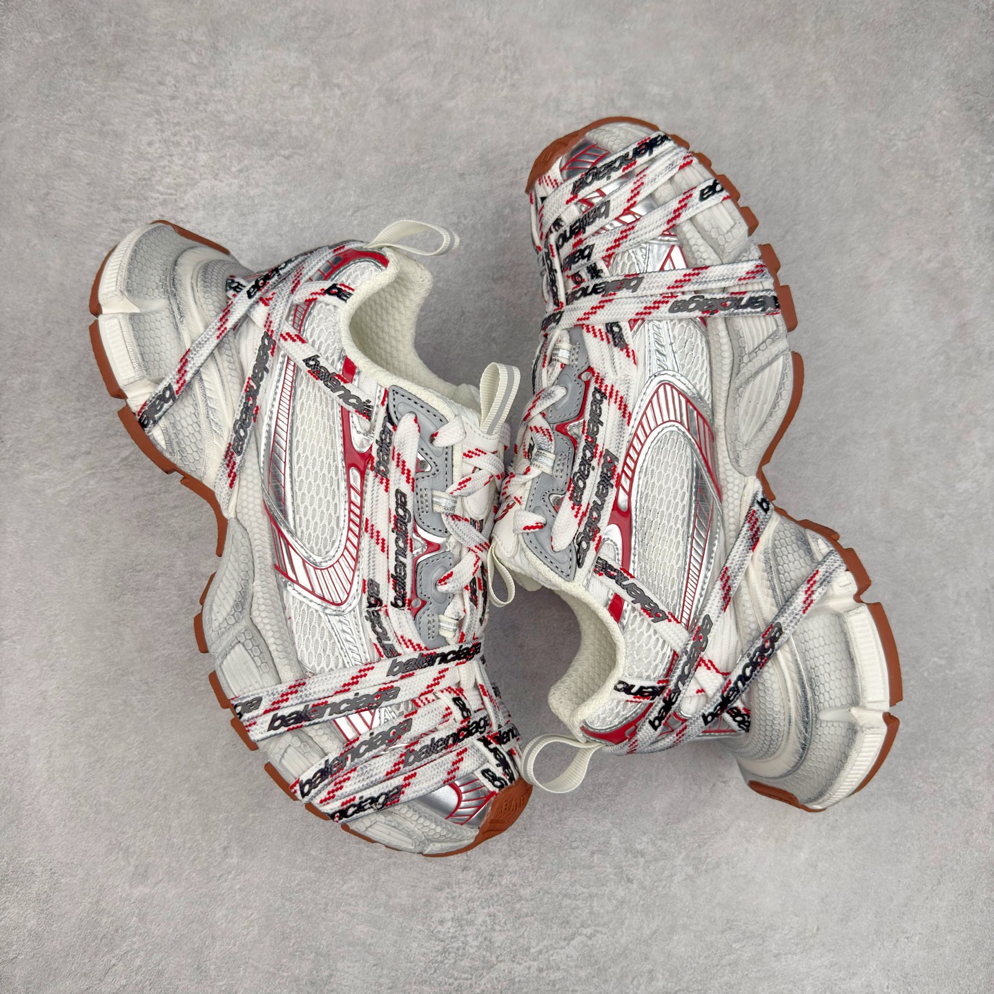 图片[3]-＃VG零售版 BALENCIAGA 3XL Sneakers 巴黎世家十代网布系带低帮走秀复古老爹鞋 全套原纸板楦头开发 最原汁原味的灵魂版型 全鞋荧光划线卡点 胶水把控整洁度追求极致完美 每一双都是工艺品 多重QC质检 超越公司货的品控标准 实实在在的免检产品 原盒原配 正确字体电绣 粗细、位置、大小正确 侧边TPU 透气孔匹配意产原版 正确分离大底 TPU软底 原版一致大底LOGO 立体感十足 原厂皮料水洗做旧 采购原厂网纱 不含皮革 网布材料和聚氨酯 磨损效果 鞋头边缘和后帮 Balenciaga 徽标 鞋面和后跟凸印尺码 鞋舌 3XL 橡胶品牌标识和反光细节 鞋帮拉袢和鞋舌拉祥 配反光细节 备用鞋带在鞋履前侧 可在穿着前取下 便于不同造型搭配 正常尺码 尺码：35 36 37 38 39 40 41 42 43 44 45 46-选品中心