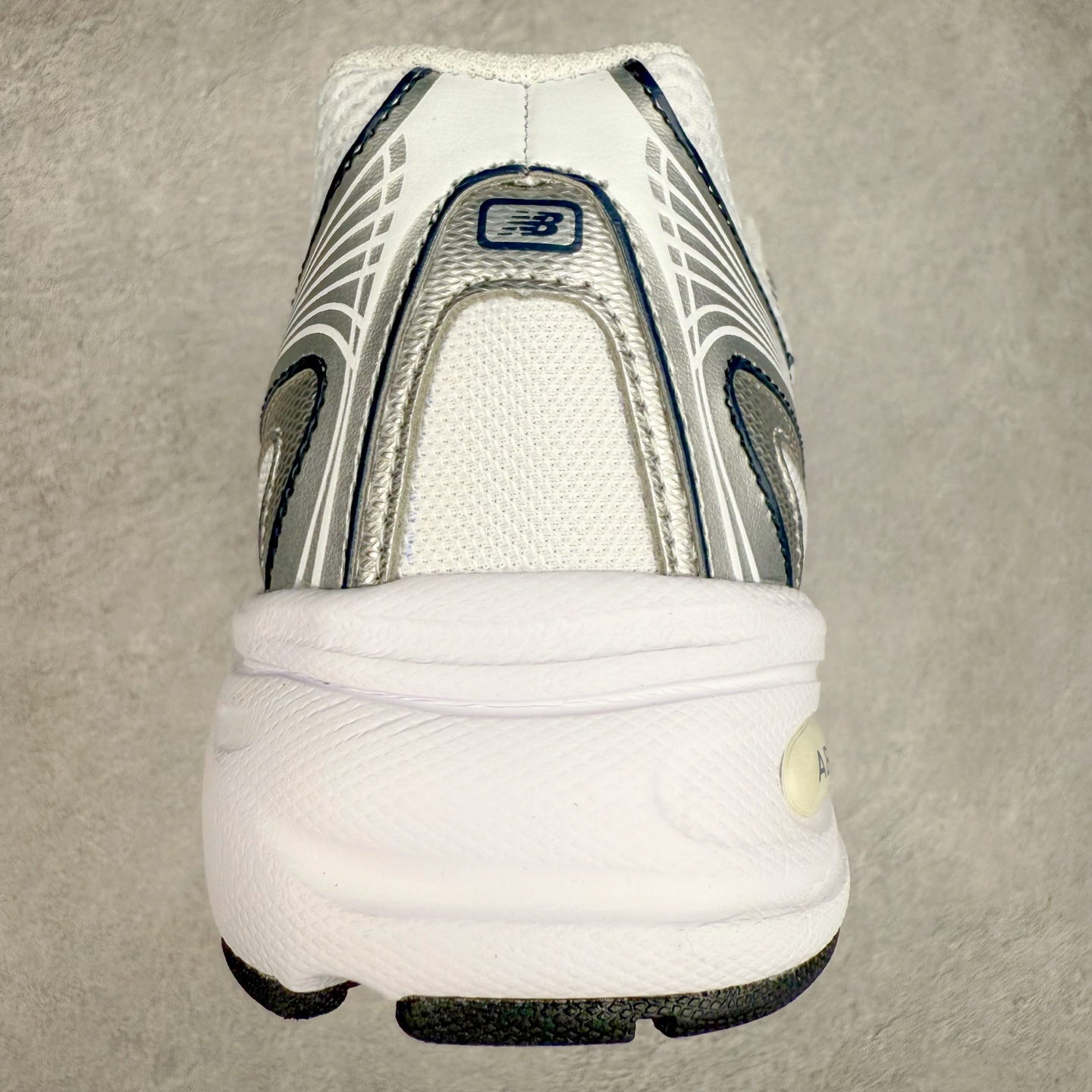 图片[8]-New Balance MR740 NB新百伦系列复古老爹风休闲运动慢跑鞋 采用轻质牛剖革拼接透气网眼衬垫织物鞋面材质 T-Beam大底提供足步弓支撑 保持步态稳定#后跟搭载外露缓震胶 鞋身整体以各种深浅不一的灰色覆盖 鞋头以淡蓝色调装饰，网眼衬垫通过不规律的色块实现做旧的美感 泛黄的鞋底更是进一步增添了复古气息 尺码：36 37 37.5 38 38.5 39.5 40 40.5 41.5 42 42.5 43 44 44.5 45-选品中心