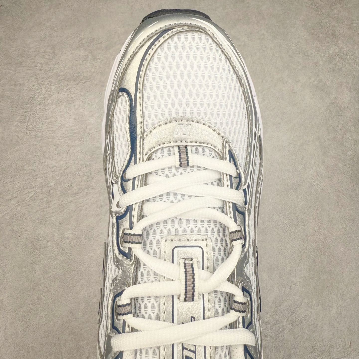 图片[4]-New Balance MR740 NB新百伦系列复古老爹风休闲运动慢跑鞋 采用轻质牛剖革拼接透气网眼衬垫织物鞋面材质 T-Beam大底提供足步弓支撑 保持步态稳定#后跟搭载外露缓震胶 鞋身整体以各种深浅不一的灰色覆盖 鞋头以淡蓝色调装饰，网眼衬垫通过不规律的色块实现做旧的美感 泛黄的鞋底更是进一步增添了复古气息 尺码：36 37 37.5 38 38.5 39.5 40 40.5 41.5 42 42.5 43 44 44.5 45-选品中心