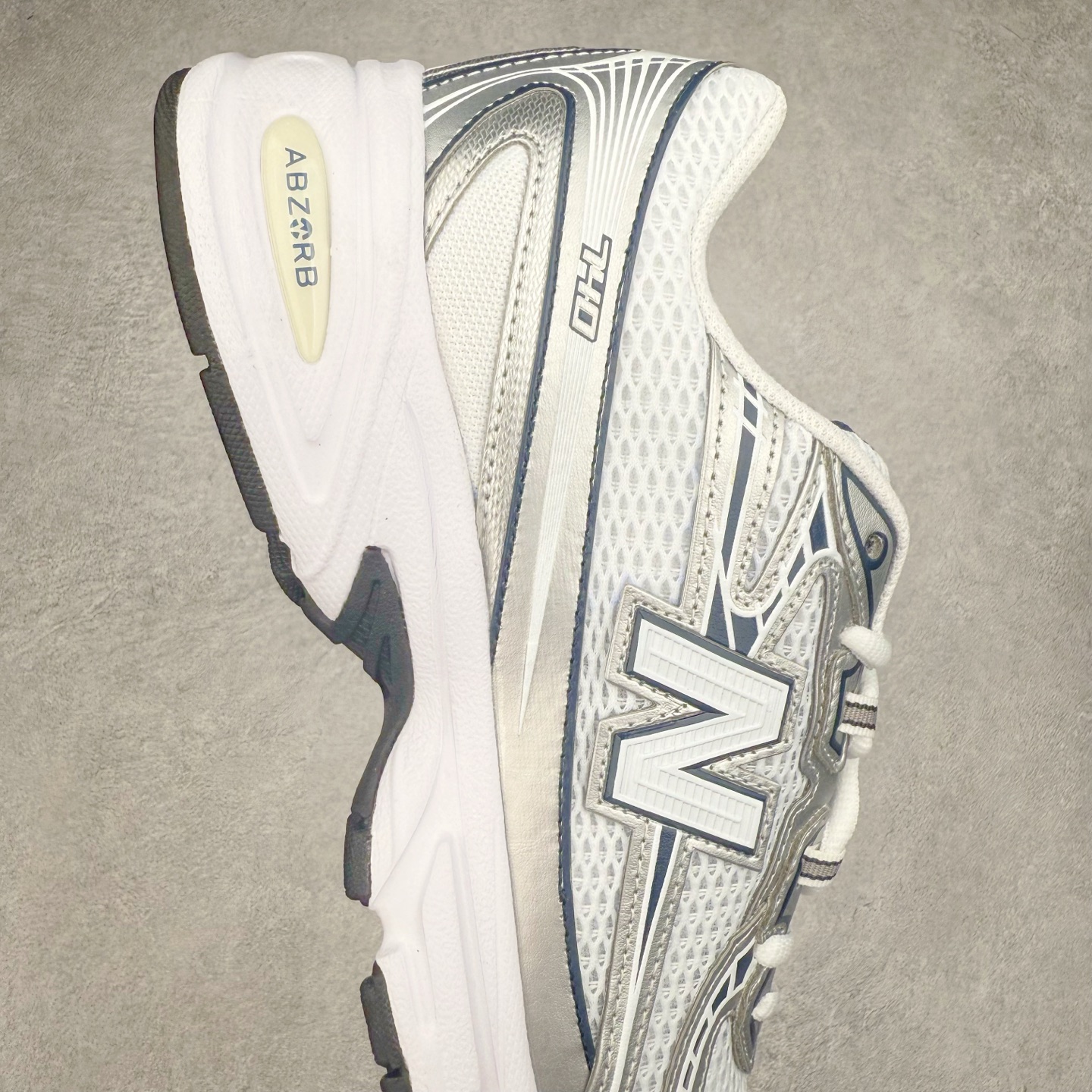 图片[6]-New Balance MR740 NB新百伦系列复古老爹风休闲运动慢跑鞋 采用轻质牛剖革拼接透气网眼衬垫织物鞋面材质 T-Beam大底提供足步弓支撑 保持步态稳定#后跟搭载外露缓震胶 鞋身整体以各种深浅不一的灰色覆盖 鞋头以淡蓝色调装饰，网眼衬垫通过不规律的色块实现做旧的美感 泛黄的鞋底更是进一步增添了复古气息 尺码：36 37 37.5 38 38.5 39.5 40 40.5 41.5 42 42.5 43 44 44.5 45-选品中心