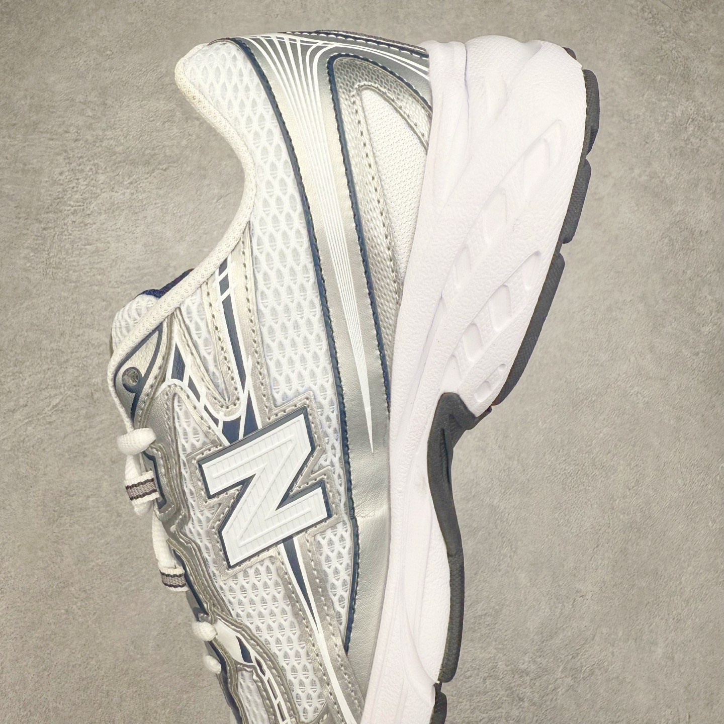 图片[7]-New Balance MR740 NB新百伦系列复古老爹风休闲运动慢跑鞋 采用轻质牛剖革拼接透气网眼衬垫织物鞋面材质 T-Beam大底提供足步弓支撑 保持步态稳定#后跟搭载外露缓震胶 鞋身整体以各种深浅不一的灰色覆盖 鞋头以淡蓝色调装饰，网眼衬垫通过不规律的色块实现做旧的美感 泛黄的鞋底更是进一步增添了复古气息 尺码：36 37 37.5 38 38.5 39.5 40 40.5 41.5 42 42.5 43 44 44.5 45-选品中心