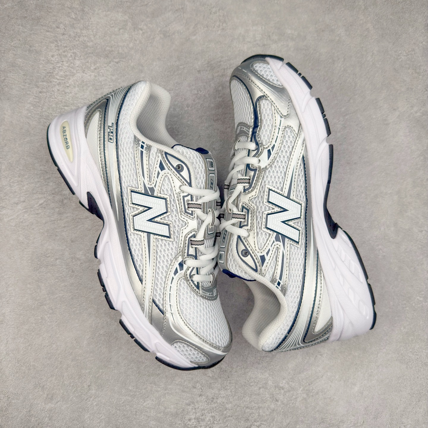 图片[3]-New Balance MR740 NB新百伦系列复古老爹风休闲运动慢跑鞋 采用轻质牛剖革拼接透气网眼衬垫织物鞋面材质 T-Beam大底提供足步弓支撑 保持步态稳定#后跟搭载外露缓震胶 鞋身整体以各种深浅不一的灰色覆盖 鞋头以淡蓝色调装饰，网眼衬垫通过不规律的色块实现做旧的美感 泛黄的鞋底更是进一步增添了复古气息 尺码：36 37 37.5 38 38.5 39.5 40 40.5 41.5 42 42.5 43 44 44.5 45-选品中心