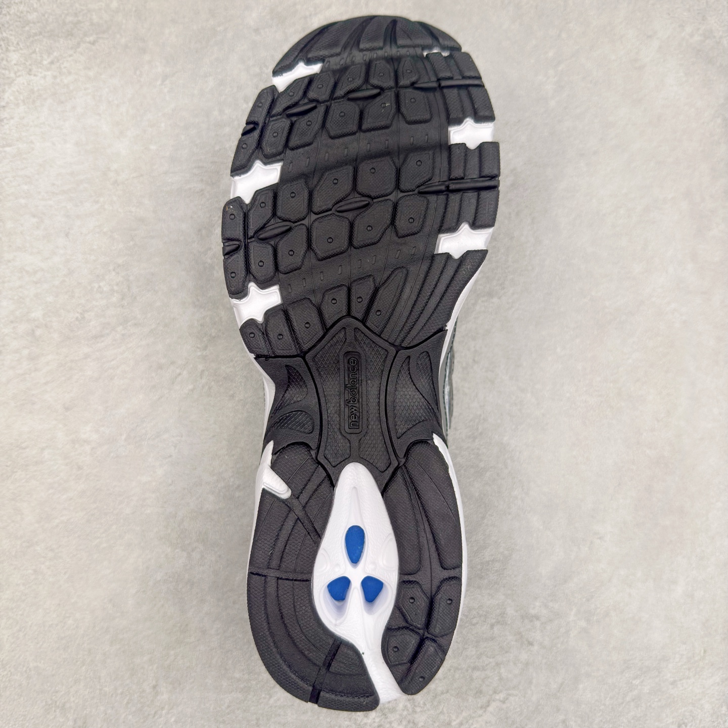 图片[9]-New Balance MR740 NB新百伦系列复古老爹风休闲运动慢跑鞋 采用轻质牛剖革拼接透气网眼衬垫织物鞋面材质 T-Beam大底提供足步弓支撑 保持步态稳定#后跟搭载外露缓震胶 鞋身整体以各种深浅不一的灰色覆盖 鞋头以淡蓝色调装饰，网眼衬垫通过不规律的色块实现做旧的美感 泛黄的鞋底更是进一步增添了复古气息 尺码：36 37 37.5 38 38.5 39.5 40 40.5 41.5 42 42.5 43 44 44.5 45-选品中心