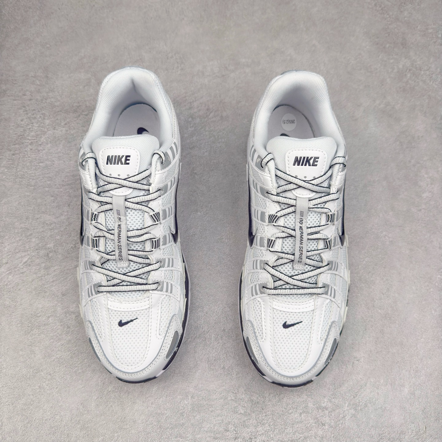 图片[2]-＃A1 NK P-6000 系列低帮复古老爹风休闲运动舒适慢跑鞋 CD6404-107 购入原鞋原装纸板楦头开发 独家私模四层组合大底 市场唯一正确版本 良心定价 新配色陆续出货 进口三文治网面 融合 Pegasus 过往运动鞋设计 助力 21 世纪早期跑步运动跃升时尚新高度 采用透气网眼布、运动风格线条和耐穿覆面 兼具吸睛外观和舒适感受 中底泡绵以田径赛道为灵感 打造厚实设计 缔造出众缓震性能 尺码：36 36.5 37.5 38 38.5 39 40 40.5 41 42 42.5 43 44 44.5 45 46-选品中心