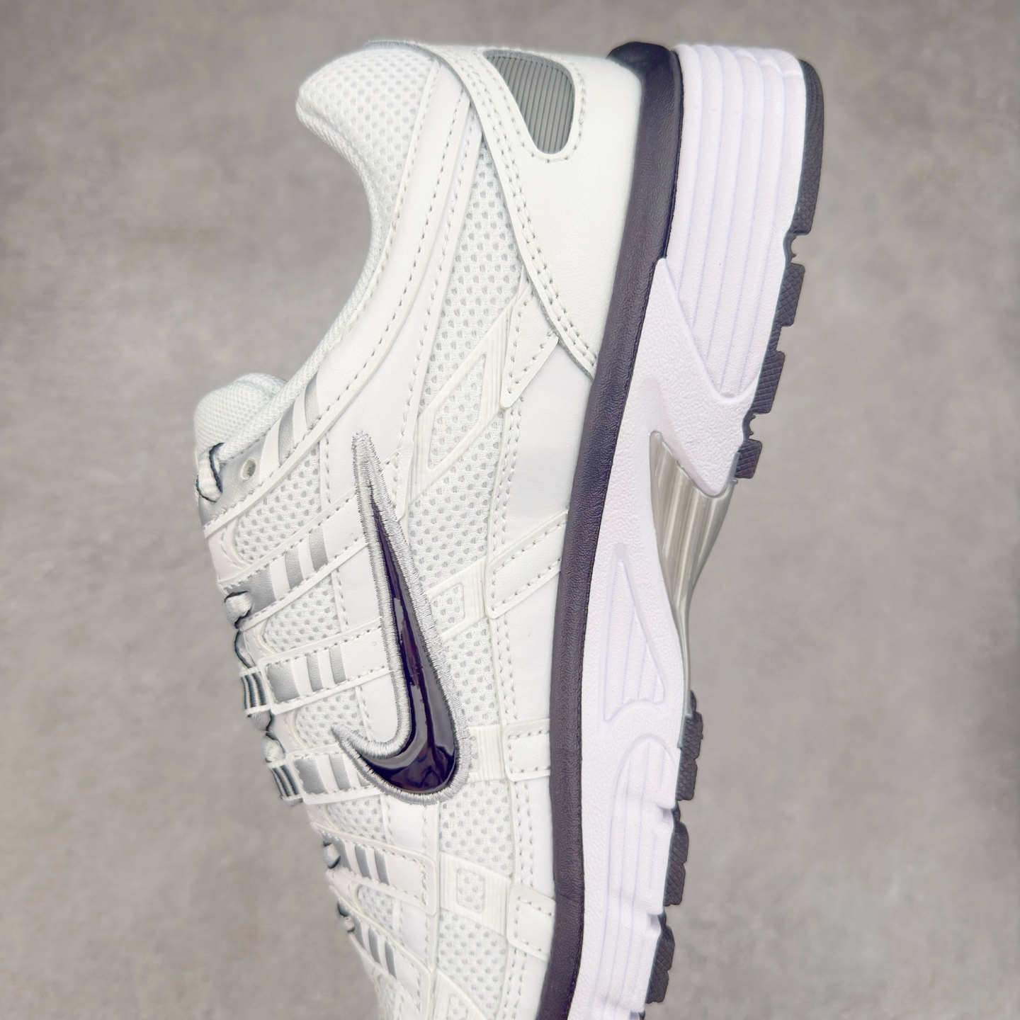 图片[7]-＃A1 NK P-6000 系列低帮复古老爹风休闲运动舒适慢跑鞋 CD6404-107 购入原鞋原装纸板楦头开发 独家私模四层组合大底 市场唯一正确版本 良心定价 新配色陆续出货 进口三文治网面 融合 Pegasus 过往运动鞋设计 助力 21 世纪早期跑步运动跃升时尚新高度 采用透气网眼布、运动风格线条和耐穿覆面 兼具吸睛外观和舒适感受 中底泡绵以田径赛道为灵感 打造厚实设计 缔造出众缓震性能 尺码：36 36.5 37.5 38 38.5 39 40 40.5 41 42 42.5 43 44 44.5 45 46-选品中心