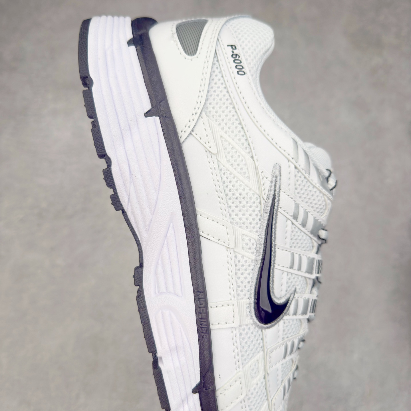 图片[6]-＃A1 NK P-6000 系列低帮复古老爹风休闲运动舒适慢跑鞋 CD6404-107 购入原鞋原装纸板楦头开发 独家私模四层组合大底 市场唯一正确版本 良心定价 新配色陆续出货 进口三文治网面 融合 Pegasus 过往运动鞋设计 助力 21 世纪早期跑步运动跃升时尚新高度 采用透气网眼布、运动风格线条和耐穿覆面 兼具吸睛外观和舒适感受 中底泡绵以田径赛道为灵感 打造厚实设计 缔造出众缓震性能 尺码：36 36.5 37.5 38 38.5 39 40 40.5 41 42 42.5 43 44 44.5 45 46-选品中心