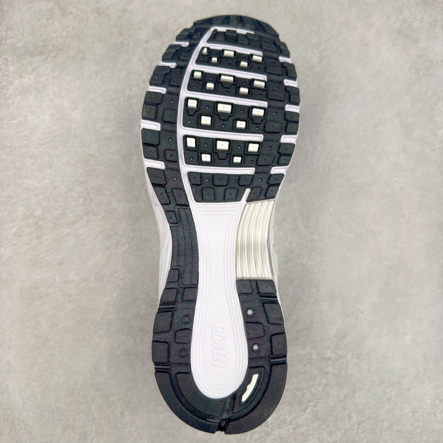 图片[9]-＃A1 NK P-6000 系列低帮复古老爹风休闲运动舒适慢跑鞋 CD6404-107 购入原鞋原装纸板楦头开发 独家私模四层组合大底 市场唯一正确版本 良心定价 新配色陆续出货 进口三文治网面 融合 Pegasus 过往运动鞋设计 助力 21 世纪早期跑步运动跃升时尚新高度 采用透气网眼布、运动风格线条和耐穿覆面 兼具吸睛外观和舒适感受 中底泡绵以田径赛道为灵感 打造厚实设计 缔造出众缓震性能 尺码：36 36.5 37.5 38 38.5 39 40 40.5 41 42 42.5 43 44 44.5 45 46-选品中心