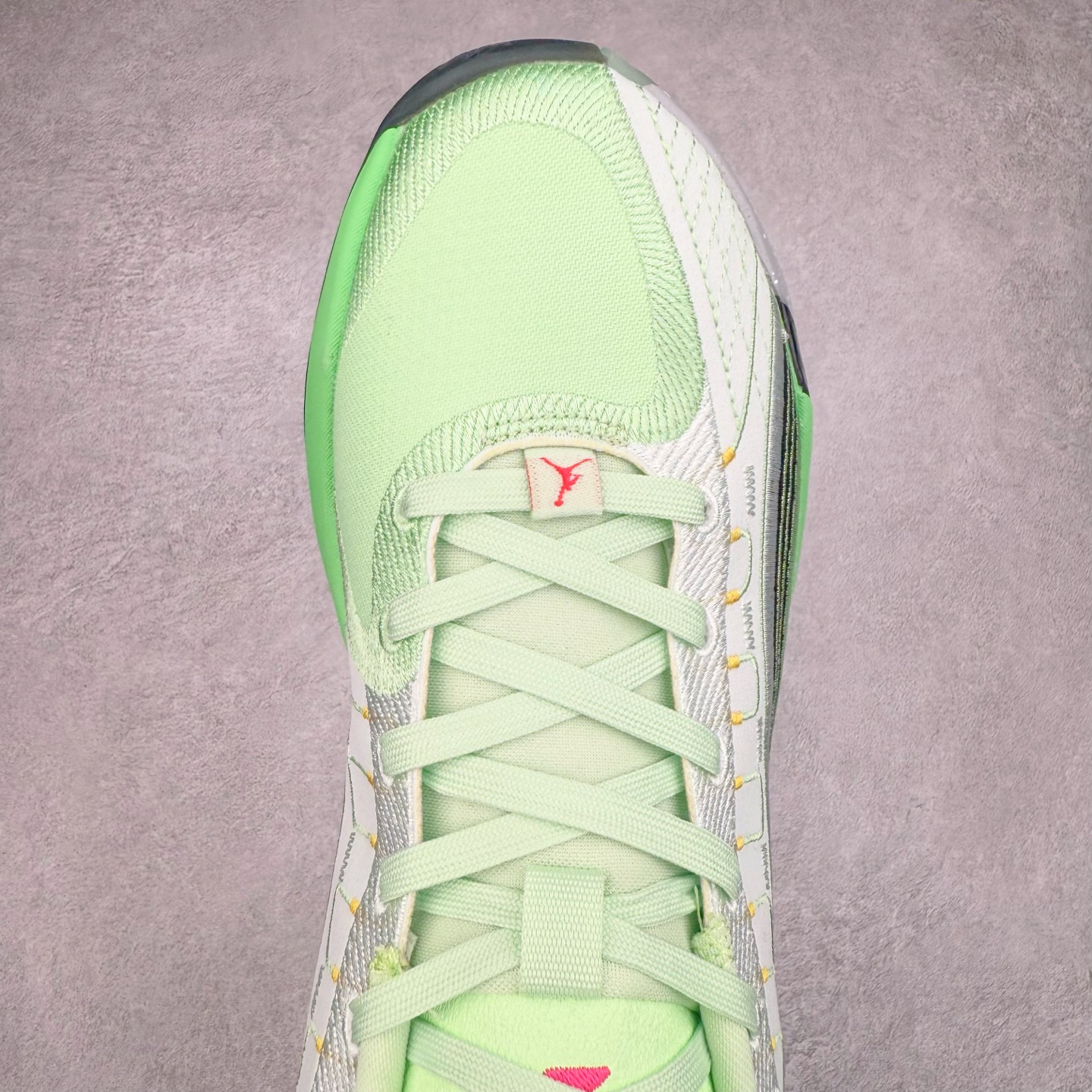 图片[4]-Jordan Luka 4 卢卡东契奇签名实战舒适时尚减震防滑低帮篮球鞋 首先，中底方面，在保持全掌 Cushlon 3.0 的基础上，首次在前掌加入了一块 Zoom Air 气垫，进一步提升响应反馈。除此之外，作为每一代 Luka 签名鞋都会拥有的标志性科技，IsoPlate 本次也进行优化，为东契奇在赛场上摆脱防守、寻求突破空间、施展拿手的后撤步，提供了可靠的稳定保障。鞋面采用从 Luka 1 升级而来的 Flightwire 技术，在保证球鞋透气性的同时，在关键部位进行线条支撑补强，给予双脚更加扎实的包裹。除此之外，外底也采用全新科技，相比我们熟悉的 XDR 橡胶，在保持出色耐用性与抓地力的同时，重量更轻。后跟部位的立体盾型位置，点缀有同样呼应斯洛文尼亚国徽的三颗星星。加之鞋舌部位，在类似斑驳质感的皮料上，刺绣有醒目的东契奇个人 Logo 刺绣，突显个人签名鞋的专属身份。尺码：40 40.5 41 42 42.5 43 44 44.5 45 46-选品中心