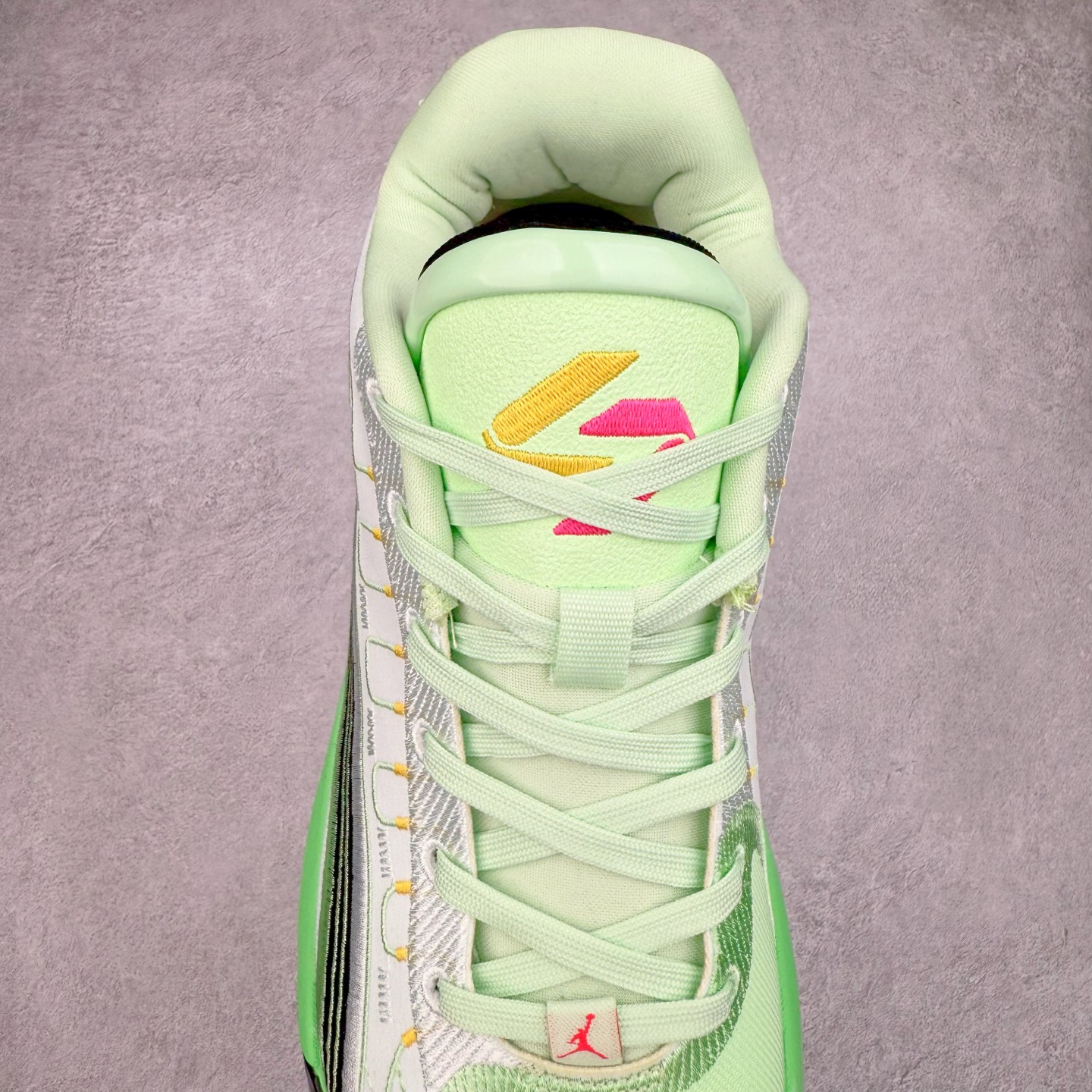 图片[5]-Jordan Luka 4 卢卡东契奇签名实战舒适时尚减震防滑低帮篮球鞋 首先，中底方面，在保持全掌 Cushlon 3.0 的基础上，首次在前掌加入了一块 Zoom Air 气垫，进一步提升响应反馈。除此之外，作为每一代 Luka 签名鞋都会拥有的标志性科技，IsoPlate 本次也进行优化，为东契奇在赛场上摆脱防守、寻求突破空间、施展拿手的后撤步，提供了可靠的稳定保障。鞋面采用从 Luka 1 升级而来的 Flightwire 技术，在保证球鞋透气性的同时，在关键部位进行线条支撑补强，给予双脚更加扎实的包裹。除此之外，外底也采用全新科技，相比我们熟悉的 XDR 橡胶，在保持出色耐用性与抓地力的同时，重量更轻。后跟部位的立体盾型位置，点缀有同样呼应斯洛文尼亚国徽的三颗星星。加之鞋舌部位，在类似斑驳质感的皮料上，刺绣有醒目的东契奇个人 Logo 刺绣，突显个人签名鞋的专属身份。尺码：40 40.5 41 42 42.5 43 44 44.5 45 46-选品中心