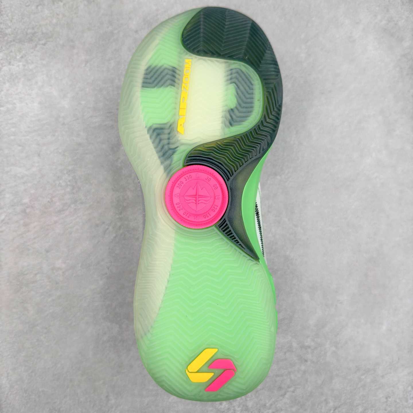 图片[9]-Jordan Luka 4 卢卡东契奇签名实战舒适时尚减震防滑低帮篮球鞋 首先，中底方面，在保持全掌 Cushlon 3.0 的基础上，首次在前掌加入了一块 Zoom Air 气垫，进一步提升响应反馈。除此之外，作为每一代 Luka 签名鞋都会拥有的标志性科技，IsoPlate 本次也进行优化，为东契奇在赛场上摆脱防守、寻求突破空间、施展拿手的后撤步，提供了可靠的稳定保障。鞋面采用从 Luka 1 升级而来的 Flightwire 技术，在保证球鞋透气性的同时，在关键部位进行线条支撑补强，给予双脚更加扎实的包裹。除此之外，外底也采用全新科技，相比我们熟悉的 XDR 橡胶，在保持出色耐用性与抓地力的同时，重量更轻。后跟部位的立体盾型位置，点缀有同样呼应斯洛文尼亚国徽的三颗星星。加之鞋舌部位，在类似斑驳质感的皮料上，刺绣有醒目的东契奇个人 Logo 刺绣，突显个人签名鞋的专属身份。尺码：40 40.5 41 42 42.5 43 44 44.5 45 46-选品中心