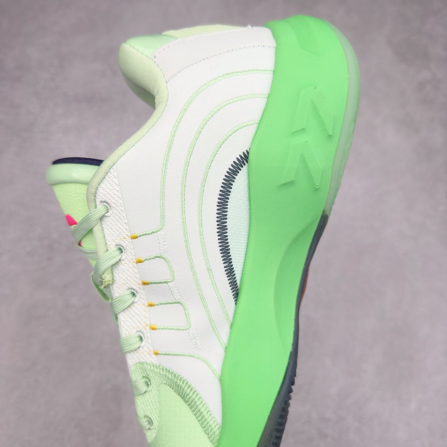 图片[7]-Jordan Luka 4 卢卡东契奇签名实战舒适时尚减震防滑低帮篮球鞋 首先，中底方面，在保持全掌 Cushlon 3.0 的基础上，首次在前掌加入了一块 Zoom Air 气垫，进一步提升响应反馈。除此之外，作为每一代 Luka 签名鞋都会拥有的标志性科技，IsoPlate 本次也进行优化，为东契奇在赛场上摆脱防守、寻求突破空间、施展拿手的后撤步，提供了可靠的稳定保障。鞋面采用从 Luka 1 升级而来的 Flightwire 技术，在保证球鞋透气性的同时，在关键部位进行线条支撑补强，给予双脚更加扎实的包裹。除此之外，外底也采用全新科技，相比我们熟悉的 XDR 橡胶，在保持出色耐用性与抓地力的同时，重量更轻。后跟部位的立体盾型位置，点缀有同样呼应斯洛文尼亚国徽的三颗星星。加之鞋舌部位，在类似斑驳质感的皮料上，刺绣有醒目的东契奇个人 Logo 刺绣，突显个人签名鞋的专属身份。尺码：40 40.5 41 42 42.5 43 44 44.5 45 46-选品中心