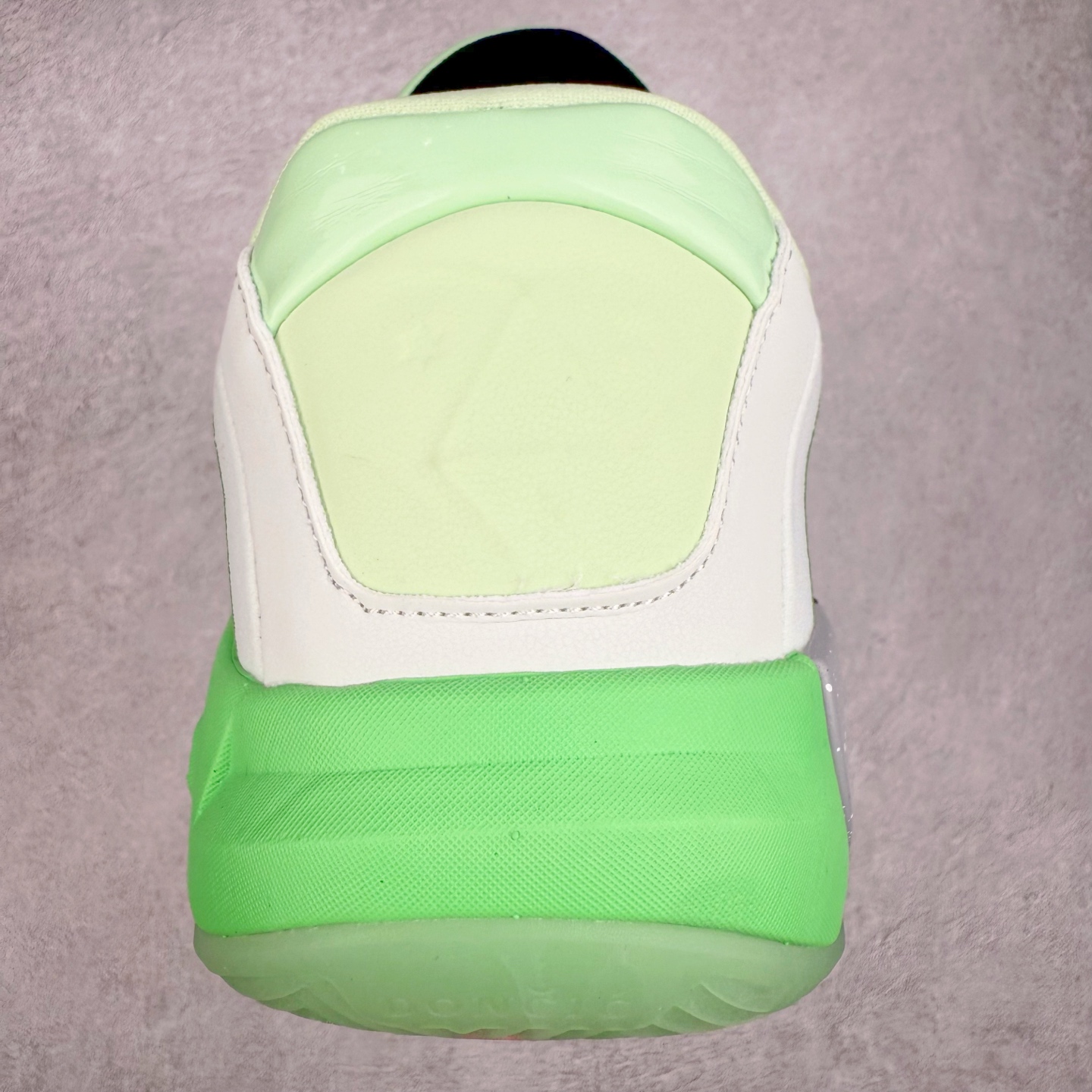 图片[8]-Jordan Luka 4 卢卡东契奇签名实战舒适时尚减震防滑低帮篮球鞋 首先，中底方面，在保持全掌 Cushlon 3.0 的基础上，首次在前掌加入了一块 Zoom Air 气垫，进一步提升响应反馈。除此之外，作为每一代 Luka 签名鞋都会拥有的标志性科技，IsoPlate 本次也进行优化，为东契奇在赛场上摆脱防守、寻求突破空间、施展拿手的后撤步，提供了可靠的稳定保障。鞋面采用从 Luka 1 升级而来的 Flightwire 技术，在保证球鞋透气性的同时，在关键部位进行线条支撑补强，给予双脚更加扎实的包裹。除此之外，外底也采用全新科技，相比我们熟悉的 XDR 橡胶，在保持出色耐用性与抓地力的同时，重量更轻。后跟部位的立体盾型位置，点缀有同样呼应斯洛文尼亚国徽的三颗星星。加之鞋舌部位，在类似斑驳质感的皮料上，刺绣有醒目的东契奇个人 Logo 刺绣，突显个人签名鞋的专属身份。尺码：40 40.5 41 42 42.5 43 44 44.5 45 46-选品中心