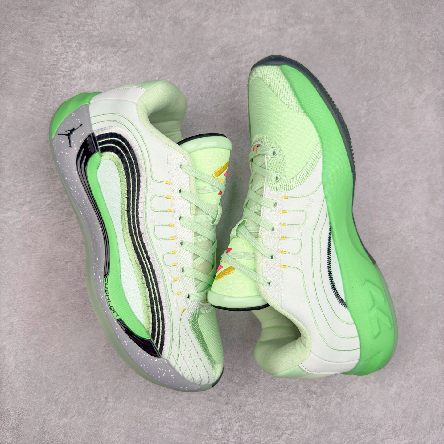 图片[3]-Jordan Luka 4 卢卡东契奇签名实战舒适时尚减震防滑低帮篮球鞋 首先，中底方面，在保持全掌 Cushlon 3.0 的基础上，首次在前掌加入了一块 Zoom Air 气垫，进一步提升响应反馈。除此之外，作为每一代 Luka 签名鞋都会拥有的标志性科技，IsoPlate 本次也进行优化，为东契奇在赛场上摆脱防守、寻求突破空间、施展拿手的后撤步，提供了可靠的稳定保障。鞋面采用从 Luka 1 升级而来的 Flightwire 技术，在保证球鞋透气性的同时，在关键部位进行线条支撑补强，给予双脚更加扎实的包裹。除此之外，外底也采用全新科技，相比我们熟悉的 XDR 橡胶，在保持出色耐用性与抓地力的同时，重量更轻。后跟部位的立体盾型位置，点缀有同样呼应斯洛文尼亚国徽的三颗星星。加之鞋舌部位，在类似斑驳质感的皮料上，刺绣有醒目的东契奇个人 Logo 刺绣，突显个人签名鞋的专属身份。尺码：40 40.5 41 42 42.5 43 44 44.5 45 46-选品中心