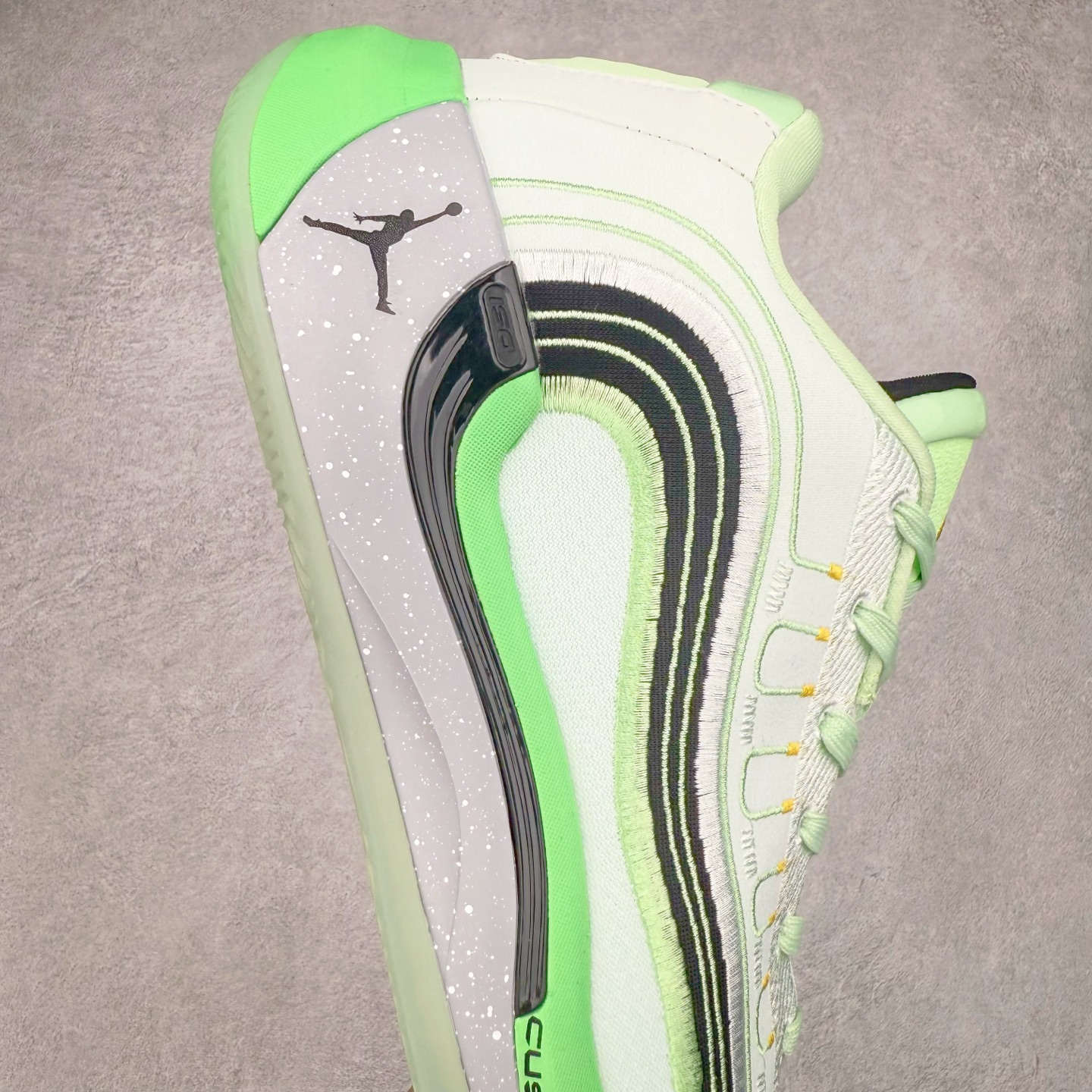 图片[6]-Jordan Luka 4 卢卡东契奇签名实战舒适时尚减震防滑低帮篮球鞋 首先，中底方面，在保持全掌 Cushlon 3.0 的基础上，首次在前掌加入了一块 Zoom Air 气垫，进一步提升响应反馈。除此之外，作为每一代 Luka 签名鞋都会拥有的标志性科技，IsoPlate 本次也进行优化，为东契奇在赛场上摆脱防守、寻求突破空间、施展拿手的后撤步，提供了可靠的稳定保障。鞋面采用从 Luka 1 升级而来的 Flightwire 技术，在保证球鞋透气性的同时，在关键部位进行线条支撑补强，给予双脚更加扎实的包裹。除此之外，外底也采用全新科技，相比我们熟悉的 XDR 橡胶，在保持出色耐用性与抓地力的同时，重量更轻。后跟部位的立体盾型位置，点缀有同样呼应斯洛文尼亚国徽的三颗星星。加之鞋舌部位，在类似斑驳质感的皮料上，刺绣有醒目的东契奇个人 Logo 刺绣，突显个人签名鞋的专属身份。尺码：40 40.5 41 42 42.5 43 44 44.5 45 46-选品中心