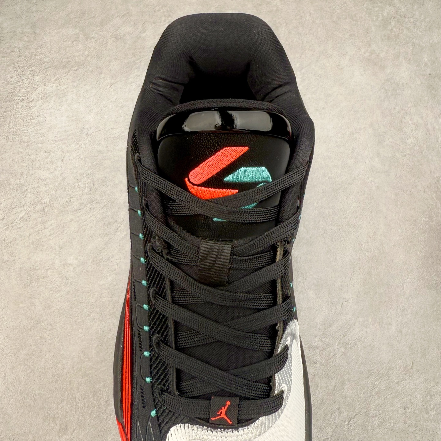 图片[5]-Jordan Luka 4 卢卡东契奇签名实战舒适时尚减震防滑低帮篮球鞋 首先，中底方面，在保持全掌 Cushlon 3.0 的基础上，首次在前掌加入了一块 Zoom Air 气垫，进一步提升响应反馈。除此之外，作为每一代 Luka 签名鞋都会拥有的标志性科技，IsoPlate 本次也进行优化，为东契奇在赛场上摆脱防守、寻求突破空间、施展拿手的后撤步，提供了可靠的稳定保障。鞋面采用从 Luka 1 升级而来的 Flightwire 技术，在保证球鞋透气性的同时，在关键部位进行线条支撑补强，给予双脚更加扎实的包裹。除此之外，外底也采用全新科技，相比我们熟悉的 XDR 橡胶，在保持出色耐用性与抓地力的同时，重量更轻。后跟部位的立体盾型位置，点缀有同样呼应斯洛文尼亚国徽的三颗星星。加之鞋舌部位，在类似斑驳质感的皮料上，刺绣有醒目的东契奇个人 Logo 刺绣，突显个人签名鞋的专属身份。尺码：40 40.5 41 42 42.5 43 44 44.5 45 46-选品中心