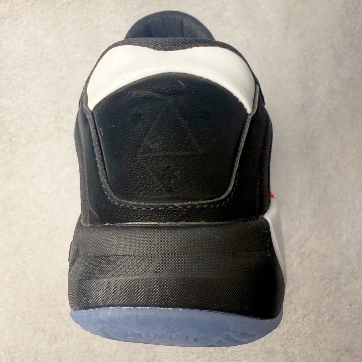 图片[8]-Jordan Luka 4 卢卡东契奇签名实战舒适时尚减震防滑低帮篮球鞋 首先，中底方面，在保持全掌 Cushlon 3.0 的基础上，首次在前掌加入了一块 Zoom Air 气垫，进一步提升响应反馈。除此之外，作为每一代 Luka 签名鞋都会拥有的标志性科技，IsoPlate 本次也进行优化，为东契奇在赛场上摆脱防守、寻求突破空间、施展拿手的后撤步，提供了可靠的稳定保障。鞋面采用从 Luka 1 升级而来的 Flightwire 技术，在保证球鞋透气性的同时，在关键部位进行线条支撑补强，给予双脚更加扎实的包裹。除此之外，外底也采用全新科技，相比我们熟悉的 XDR 橡胶，在保持出色耐用性与抓地力的同时，重量更轻。后跟部位的立体盾型位置，点缀有同样呼应斯洛文尼亚国徽的三颗星星。加之鞋舌部位，在类似斑驳质感的皮料上，刺绣有醒目的东契奇个人 Logo 刺绣，突显个人签名鞋的专属身份。尺码：40 40.5 41 42 42.5 43 44 44.5 45 46-选品中心