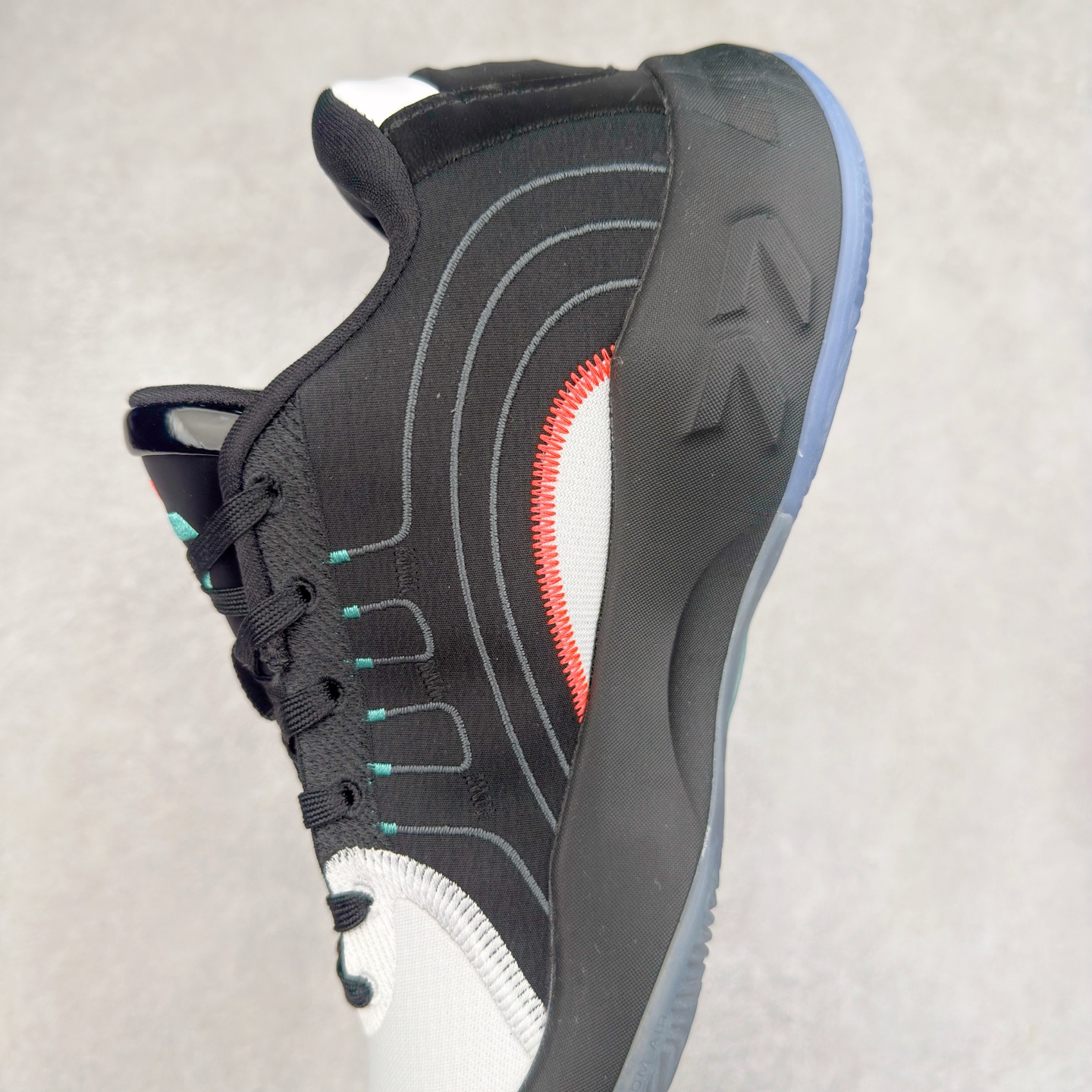 图片[7]-Jordan Luka 4 卢卡东契奇签名实战舒适时尚减震防滑低帮篮球鞋 首先，中底方面，在保持全掌 Cushlon 3.0 的基础上，首次在前掌加入了一块 Zoom Air 气垫，进一步提升响应反馈。除此之外，作为每一代 Luka 签名鞋都会拥有的标志性科技，IsoPlate 本次也进行优化，为东契奇在赛场上摆脱防守、寻求突破空间、施展拿手的后撤步，提供了可靠的稳定保障。鞋面采用从 Luka 1 升级而来的 Flightwire 技术，在保证球鞋透气性的同时，在关键部位进行线条支撑补强，给予双脚更加扎实的包裹。除此之外，外底也采用全新科技，相比我们熟悉的 XDR 橡胶，在保持出色耐用性与抓地力的同时，重量更轻。后跟部位的立体盾型位置，点缀有同样呼应斯洛文尼亚国徽的三颗星星。加之鞋舌部位，在类似斑驳质感的皮料上，刺绣有醒目的东契奇个人 Logo 刺绣，突显个人签名鞋的专属身份。尺码：40 40.5 41 42 42.5 43 44 44.5 45 46-选品中心