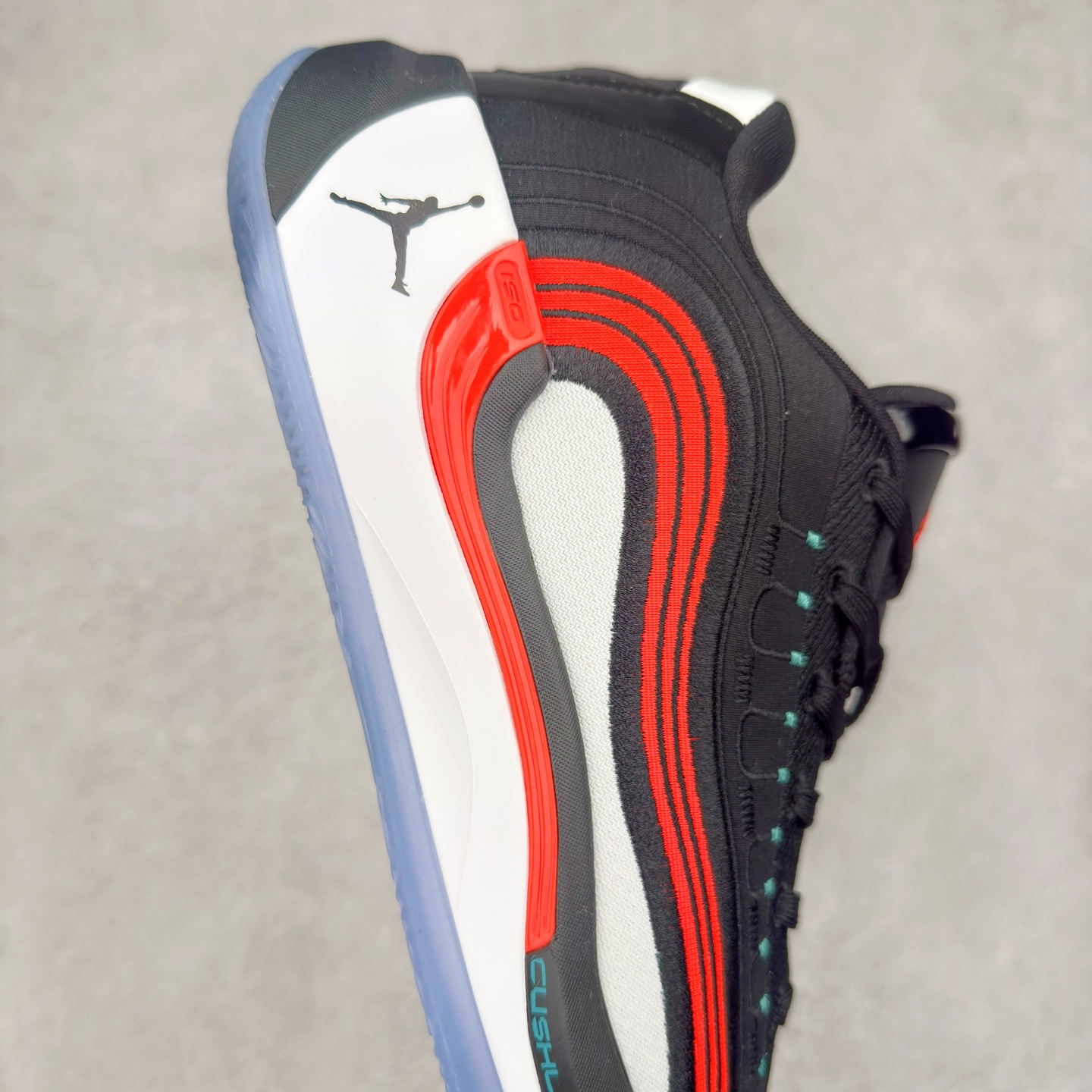 图片[6]-Jordan Luka 4 卢卡东契奇签名实战舒适时尚减震防滑低帮篮球鞋 首先，中底方面，在保持全掌 Cushlon 3.0 的基础上，首次在前掌加入了一块 Zoom Air 气垫，进一步提升响应反馈。除此之外，作为每一代 Luka 签名鞋都会拥有的标志性科技，IsoPlate 本次也进行优化，为东契奇在赛场上摆脱防守、寻求突破空间、施展拿手的后撤步，提供了可靠的稳定保障。鞋面采用从 Luka 1 升级而来的 Flightwire 技术，在保证球鞋透气性的同时，在关键部位进行线条支撑补强，给予双脚更加扎实的包裹。除此之外，外底也采用全新科技，相比我们熟悉的 XDR 橡胶，在保持出色耐用性与抓地力的同时，重量更轻。后跟部位的立体盾型位置，点缀有同样呼应斯洛文尼亚国徽的三颗星星。加之鞋舌部位，在类似斑驳质感的皮料上，刺绣有醒目的东契奇个人 Logo 刺绣，突显个人签名鞋的专属身份。尺码：40 40.5 41 42 42.5 43 44 44.5 45 46-选品中心