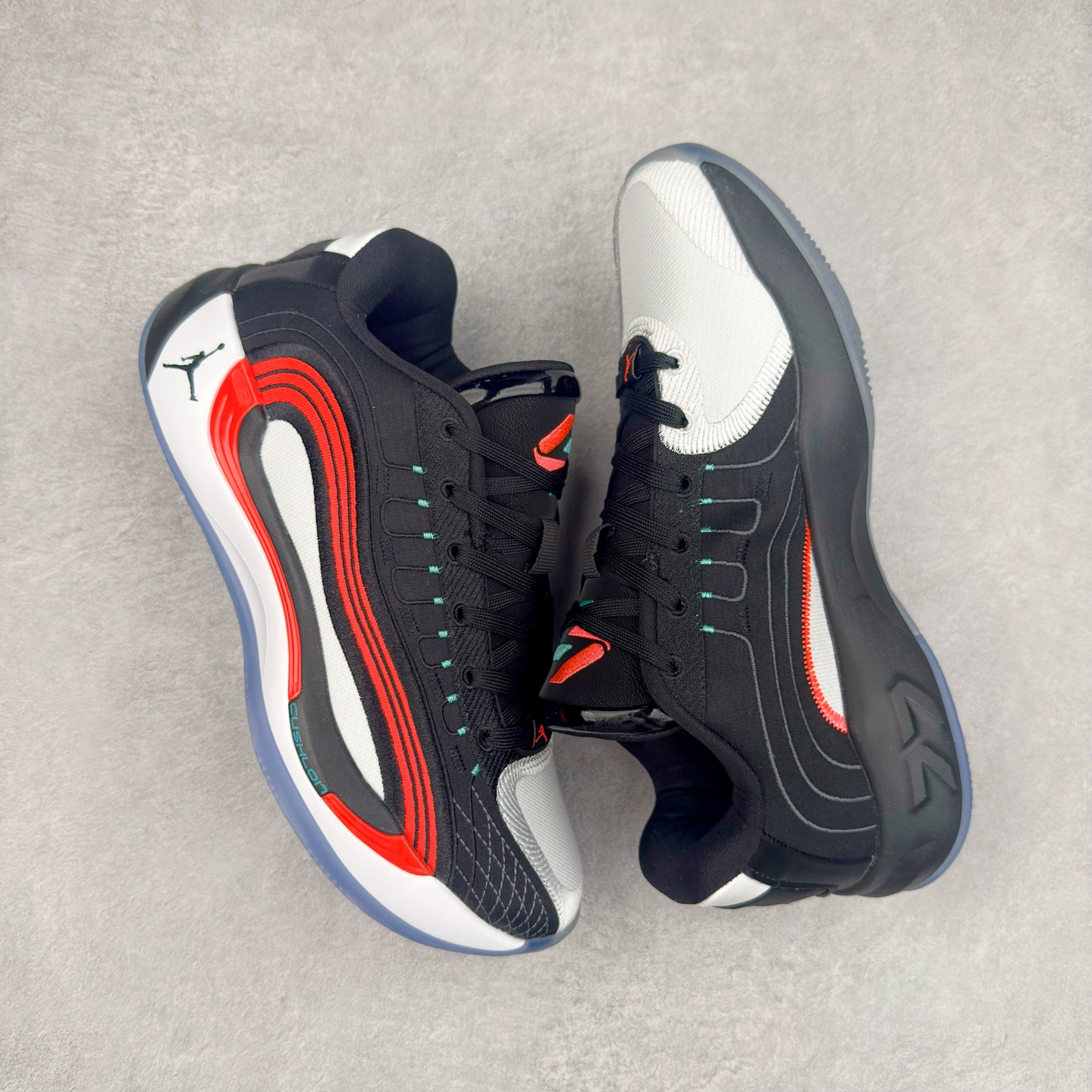 图片[3]-Jordan Luka 4 卢卡东契奇签名实战舒适时尚减震防滑低帮篮球鞋 首先，中底方面，在保持全掌 Cushlon 3.0 的基础上，首次在前掌加入了一块 Zoom Air 气垫，进一步提升响应反馈。除此之外，作为每一代 Luka 签名鞋都会拥有的标志性科技，IsoPlate 本次也进行优化，为东契奇在赛场上摆脱防守、寻求突破空间、施展拿手的后撤步，提供了可靠的稳定保障。鞋面采用从 Luka 1 升级而来的 Flightwire 技术，在保证球鞋透气性的同时，在关键部位进行线条支撑补强，给予双脚更加扎实的包裹。除此之外，外底也采用全新科技，相比我们熟悉的 XDR 橡胶，在保持出色耐用性与抓地力的同时，重量更轻。后跟部位的立体盾型位置，点缀有同样呼应斯洛文尼亚国徽的三颗星星。加之鞋舌部位，在类似斑驳质感的皮料上，刺绣有醒目的东契奇个人 Logo 刺绣，突显个人签名鞋的专属身份。尺码：40 40.5 41 42 42.5 43 44 44.5 45 46-选品中心