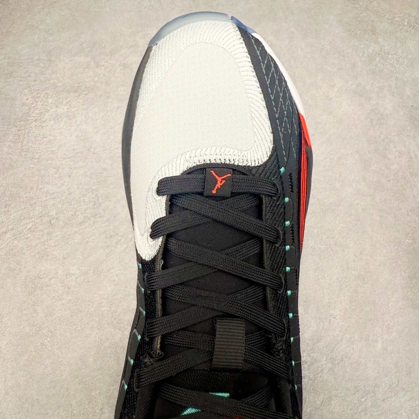 图片[4]-Jordan Luka 4 卢卡东契奇签名实战舒适时尚减震防滑低帮篮球鞋 首先，中底方面，在保持全掌 Cushlon 3.0 的基础上，首次在前掌加入了一块 Zoom Air 气垫，进一步提升响应反馈。除此之外，作为每一代 Luka 签名鞋都会拥有的标志性科技，IsoPlate 本次也进行优化，为东契奇在赛场上摆脱防守、寻求突破空间、施展拿手的后撤步，提供了可靠的稳定保障。鞋面采用从 Luka 1 升级而来的 Flightwire 技术，在保证球鞋透气性的同时，在关键部位进行线条支撑补强，给予双脚更加扎实的包裹。除此之外，外底也采用全新科技，相比我们熟悉的 XDR 橡胶，在保持出色耐用性与抓地力的同时，重量更轻。后跟部位的立体盾型位置，点缀有同样呼应斯洛文尼亚国徽的三颗星星。加之鞋舌部位，在类似斑驳质感的皮料上，刺绣有醒目的东契奇个人 Logo 刺绣，突显个人签名鞋的专属身份。尺码：40 40.5 41 42 42.5 43 44 44.5 45 46-选品中心