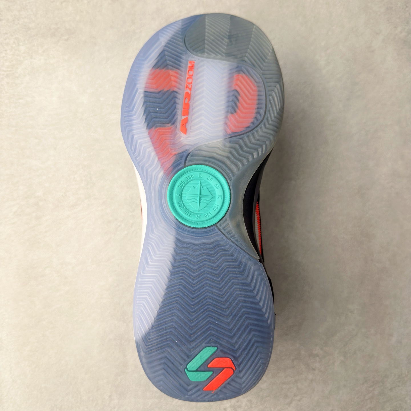 图片[9]-Jordan Luka 4 卢卡东契奇签名实战舒适时尚减震防滑低帮篮球鞋 首先，中底方面，在保持全掌 Cushlon 3.0 的基础上，首次在前掌加入了一块 Zoom Air 气垫，进一步提升响应反馈。除此之外，作为每一代 Luka 签名鞋都会拥有的标志性科技，IsoPlate 本次也进行优化，为东契奇在赛场上摆脱防守、寻求突破空间、施展拿手的后撤步，提供了可靠的稳定保障。鞋面采用从 Luka 1 升级而来的 Flightwire 技术，在保证球鞋透气性的同时，在关键部位进行线条支撑补强，给予双脚更加扎实的包裹。除此之外，外底也采用全新科技，相比我们熟悉的 XDR 橡胶，在保持出色耐用性与抓地力的同时，重量更轻。后跟部位的立体盾型位置，点缀有同样呼应斯洛文尼亚国徽的三颗星星。加之鞋舌部位，在类似斑驳质感的皮料上，刺绣有醒目的东契奇个人 Logo 刺绣，突显个人签名鞋的专属身份。尺码：40 40.5 41 42 42.5 43 44 44.5 45 46-选品中心