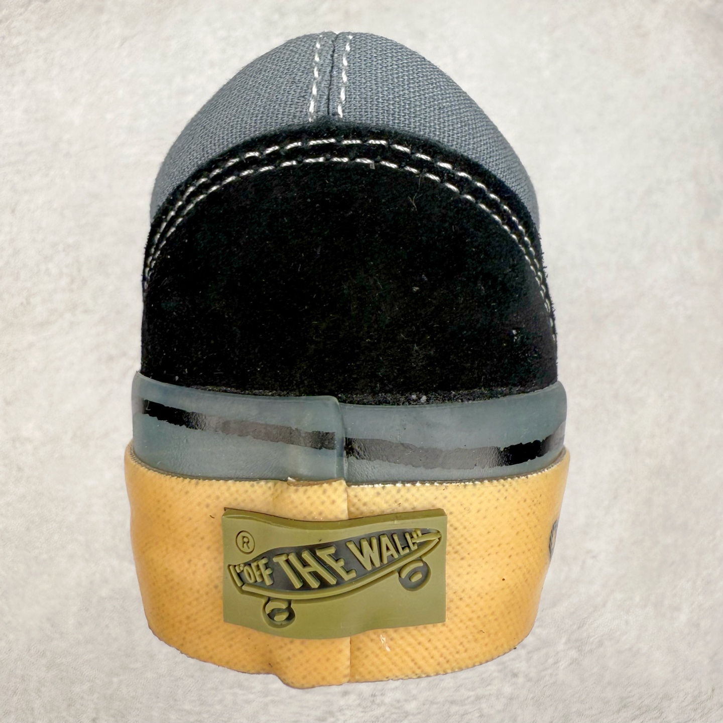 图片[8]-Vans Premium x Hanai 高阶支线艺术家联名系列 冲浪文化与街头艺术的私语🌊 🖤黑白主调复古插画，如海风翻起的报纸🗞️ 🕰️带着20世纪胶片感，踩中当下街头节奏🛹 鞋面以黑色麂皮与深灰色帆布拼接打造，为了更好的呈现花井祐介的插画风格，Vans 将 Old Skool 鞋身两侧经典的皮革侧边条纹去除，取而代之的则为花井祐介手绘的侧边条纹形象，并伴随着他标志性的涂鸦作品。 生胶色的包边上还印有此次主题 \\\”One foot in front of the other\\\” 的字样，黑色的水线同样为手绘涂鸦风格进行呈现，花井祐介将理念化为细节，传递脚踏实地、做出改变的创意精神。 货号：VN000D56BN5 尺码：35-44（36.5 38.5 40.5 42.5）-选品中心