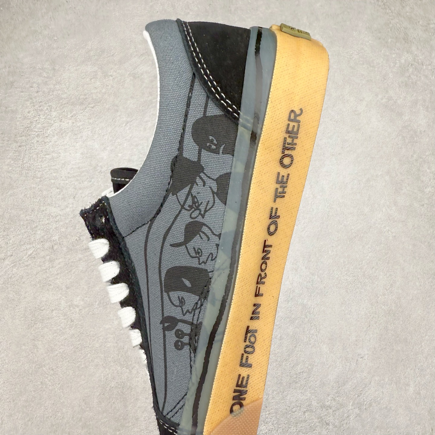 图片[7]-Vans Premium x Hanai 高阶支线艺术家联名系列 冲浪文化与街头艺术的私语🌊 🖤黑白主调复古插画，如海风翻起的报纸🗞️ 🕰️带着20世纪胶片感，踩中当下街头节奏🛹 鞋面以黑色麂皮与深灰色帆布拼接打造，为了更好的呈现花井祐介的插画风格，Vans 将 Old Skool 鞋身两侧经典的皮革侧边条纹去除，取而代之的则为花井祐介手绘的侧边条纹形象，并伴随着他标志性的涂鸦作品。 生胶色的包边上还印有此次主题 \\\”One foot in front of the other\\\” 的字样，黑色的水线同样为手绘涂鸦风格进行呈现，花井祐介将理念化为细节，传递脚踏实地、做出改变的创意精神。 货号：VN000D56BN5 尺码：35-44（36.5 38.5 40.5 42.5）-选品中心