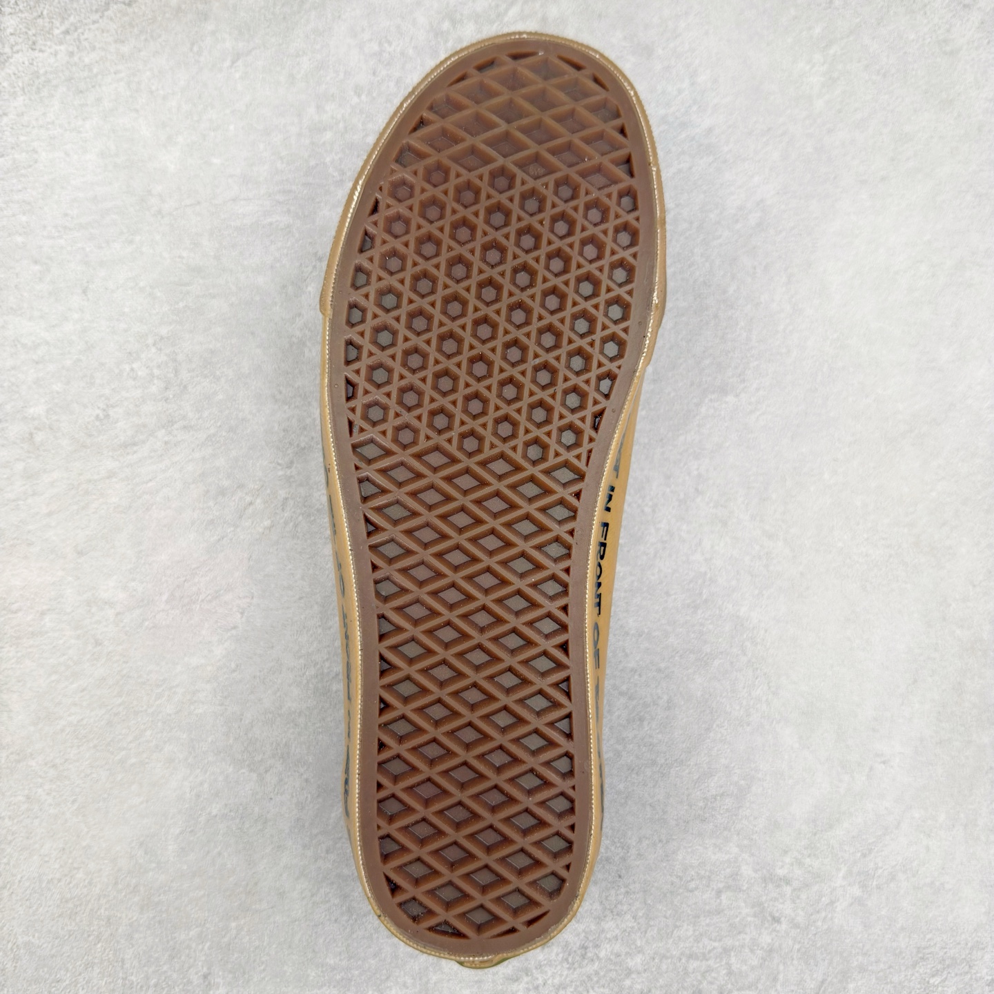 图片[9]-Vans Premium x Hanai 高阶支线艺术家联名系列 冲浪文化与街头艺术的私语🌊 🖤黑白主调复古插画，如海风翻起的报纸🗞️ 🕰️带着20世纪胶片感，踩中当下街头节奏🛹 鞋面以黑色麂皮与深灰色帆布拼接打造，为了更好的呈现花井祐介的插画风格，Vans 将 Old Skool 鞋身两侧经典的皮革侧边条纹去除，取而代之的则为花井祐介手绘的侧边条纹形象，并伴随着他标志性的涂鸦作品。 生胶色的包边上还印有此次主题 \\\”One foot in front of the other\\\” 的字样，黑色的水线同样为手绘涂鸦风格进行呈现，花井祐介将理念化为细节，传递脚踏实地、做出改变的创意精神。 货号：VN000D56BN5 尺码：35-44（36.5 38.5 40.5 42.5）-选品中心