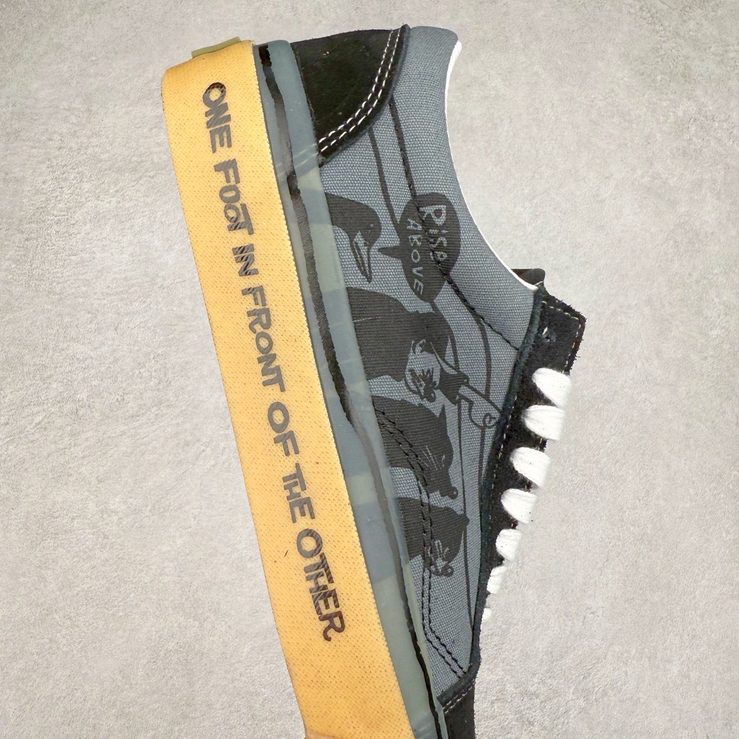 图片[6]-Vans Premium x Hanai 高阶支线艺术家联名系列 冲浪文化与街头艺术的私语🌊 🖤黑白主调复古插画，如海风翻起的报纸🗞️ 🕰️带着20世纪胶片感，踩中当下街头节奏🛹 鞋面以黑色麂皮与深灰色帆布拼接打造，为了更好的呈现花井祐介的插画风格，Vans 将 Old Skool 鞋身两侧经典的皮革侧边条纹去除，取而代之的则为花井祐介手绘的侧边条纹形象，并伴随着他标志性的涂鸦作品。 生胶色的包边上还印有此次主题 \\\”One foot in front of the other\\\” 的字样，黑色的水线同样为手绘涂鸦风格进行呈现，花井祐介将理念化为细节，传递脚踏实地、做出改变的创意精神。 货号：VN000D56BN5 尺码：35-44（36.5 38.5 40.5 42.5）-选品中心