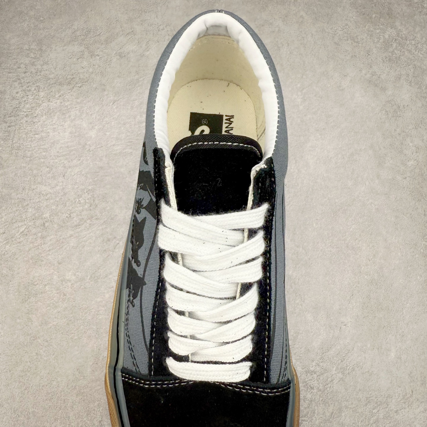 图片[5]-Vans Premium x Hanai 高阶支线艺术家联名系列 冲浪文化与街头艺术的私语🌊 🖤黑白主调复古插画，如海风翻起的报纸🗞️ 🕰️带着20世纪胶片感，踩中当下街头节奏🛹 鞋面以黑色麂皮与深灰色帆布拼接打造，为了更好的呈现花井祐介的插画风格，Vans 将 Old Skool 鞋身两侧经典的皮革侧边条纹去除，取而代之的则为花井祐介手绘的侧边条纹形象，并伴随着他标志性的涂鸦作品。 生胶色的包边上还印有此次主题 \\\”One foot in front of the other\\\” 的字样，黑色的水线同样为手绘涂鸦风格进行呈现，花井祐介将理念化为细节，传递脚踏实地、做出改变的创意精神。 货号：VN000D56BN5 尺码：35-44（36.5 38.5 40.5 42.5）-选品中心