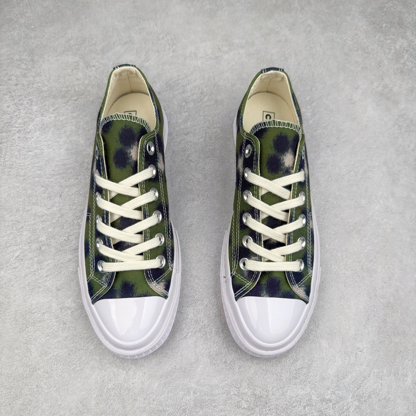 图片[2]-KENZO x Converse Hana Leopard Cypress NIGO与耐克集团的联名鞋款虽非首次问世，但双方此次携手KENZO与匡威推出的Chuck 70系列仍令人耳目一新。该系列囊括三款设计——经典高帮与两款人气低帮变奏，延续了这位日本创意总监执掌KENZO的一贯风格：大胆印花、鲜活色彩与精妙细节相映成趣。 标志性的Hana Leopard猎豹纹样贯穿全系列，为匡威百年历史注入全新印记。帆布鞋面分别呈现\\\”甜玉米黄\\\”、\\\”柏树绿\\\”及\\\”粉雾紫\\\”三种色调，既突破常规又致敬经典。特别设计的吊牌、翼形车线、撞色鞋底等细节匠心独运，鞋舌处KENZO Paris金属标牌更显奢华质感。 尺码：35 36 36.5 37 37.5 38 39 39.5 40 41 41.5 42 42.5 43 44-选品中心