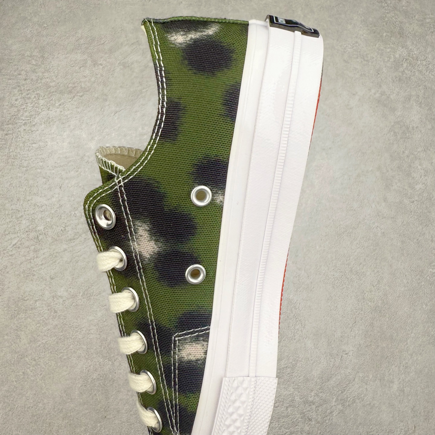 图片[7]-KENZO x Converse Hana Leopard Cypress NIGO与耐克集团的联名鞋款虽非首次问世，但双方此次携手KENZO与匡威推出的Chuck 70系列仍令人耳目一新。该系列囊括三款设计——经典高帮与两款人气低帮变奏，延续了这位日本创意总监执掌KENZO的一贯风格：大胆印花、鲜活色彩与精妙细节相映成趣。 标志性的Hana Leopard猎豹纹样贯穿全系列，为匡威百年历史注入全新印记。帆布鞋面分别呈现\\\”甜玉米黄\\\”、\\\”柏树绿\\\”及\\\”粉雾紫\\\”三种色调，既突破常规又致敬经典。特别设计的吊牌、翼形车线、撞色鞋底等细节匠心独运，鞋舌处KENZO Paris金属标牌更显奢华质感。 尺码：35 36 36.5 37 37.5 38 39 39.5 40 41 41.5 42 42.5 43 44-选品中心