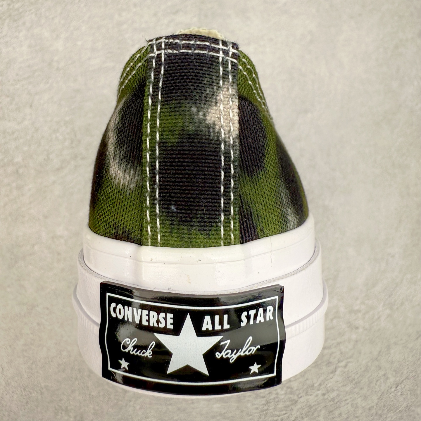 图片[8]-KENZO x Converse Hana Leopard Cypress NIGO与耐克集团的联名鞋款虽非首次问世，但双方此次携手KENZO与匡威推出的Chuck 70系列仍令人耳目一新。该系列囊括三款设计——经典高帮与两款人气低帮变奏，延续了这位日本创意总监执掌KENZO的一贯风格：大胆印花、鲜活色彩与精妙细节相映成趣。 标志性的Hana Leopard猎豹纹样贯穿全系列，为匡威百年历史注入全新印记。帆布鞋面分别呈现\\\”甜玉米黄\\\”、\\\”柏树绿\\\”及\\\”粉雾紫\\\”三种色调，既突破常规又致敬经典。特别设计的吊牌、翼形车线、撞色鞋底等细节匠心独运，鞋舌处KENZO Paris金属标牌更显奢华质感。 尺码：35 36 36.5 37 37.5 38 39 39.5 40 41 41.5 42 42.5 43 44-选品中心