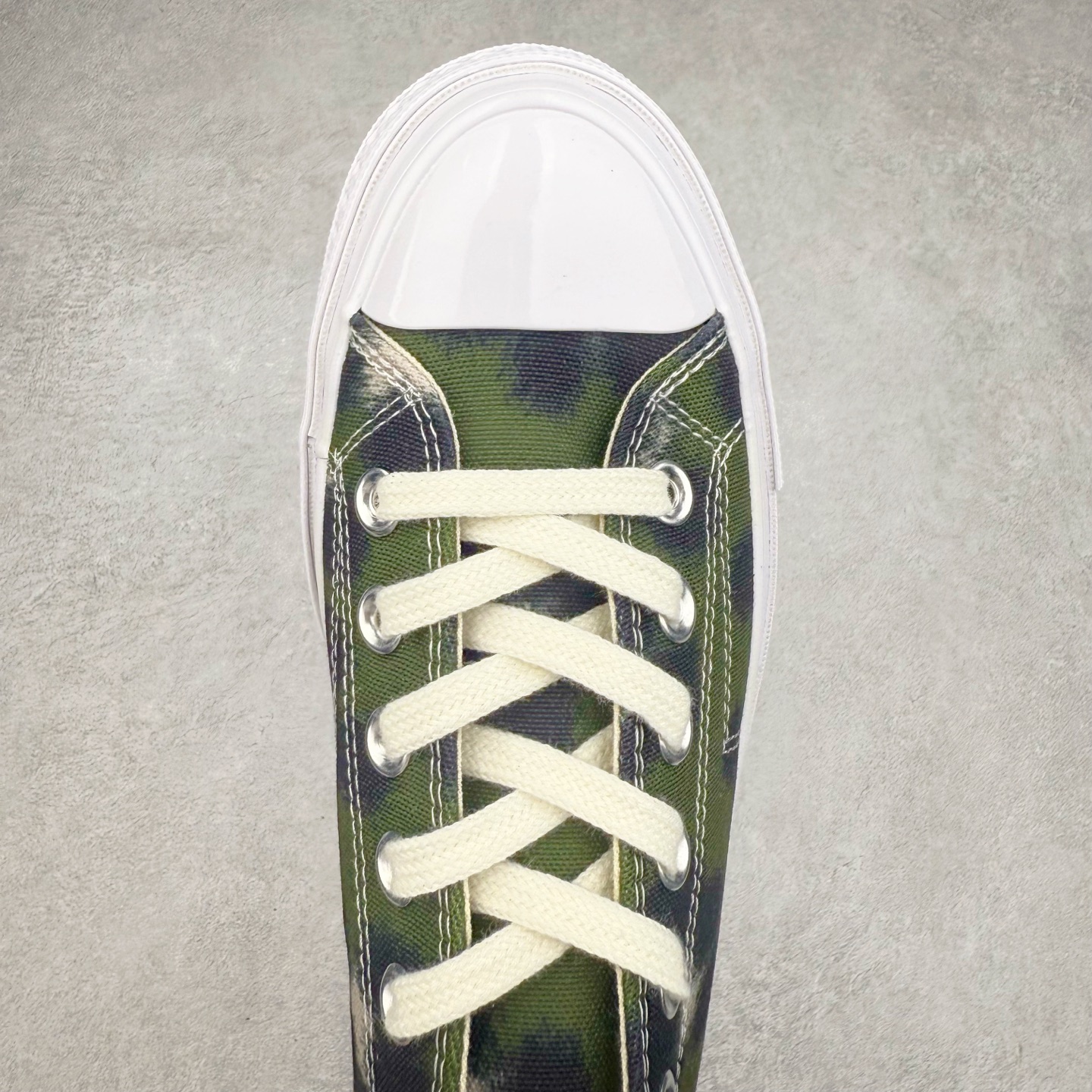 图片[4]-KENZO x Converse Hana Leopard Cypress NIGO与耐克集团的联名鞋款虽非首次问世，但双方此次携手KENZO与匡威推出的Chuck 70系列仍令人耳目一新。该系列囊括三款设计——经典高帮与两款人气低帮变奏，延续了这位日本创意总监执掌KENZO的一贯风格：大胆印花、鲜活色彩与精妙细节相映成趣。 标志性的Hana Leopard猎豹纹样贯穿全系列，为匡威百年历史注入全新印记。帆布鞋面分别呈现\\\”甜玉米黄\\\”、\\\”柏树绿\\\”及\\\”粉雾紫\\\”三种色调，既突破常规又致敬经典。特别设计的吊牌、翼形车线、撞色鞋底等细节匠心独运，鞋舌处KENZO Paris金属标牌更显奢华质感。 尺码：35 36 36.5 37 37.5 38 39 39.5 40 41 41.5 42 42.5 43 44-选品中心