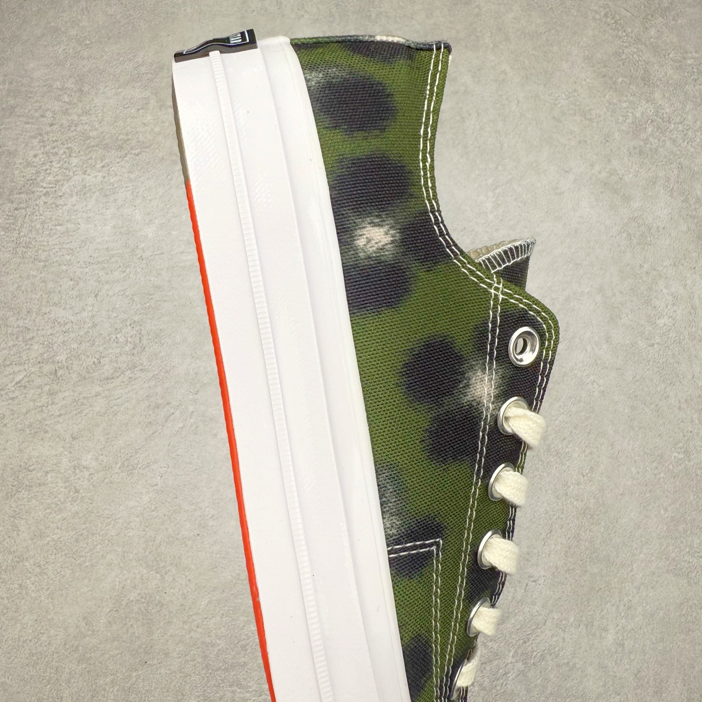 图片[6]-KENZO x Converse Hana Leopard Cypress NIGO与耐克集团的联名鞋款虽非首次问世，但双方此次携手KENZO与匡威推出的Chuck 70系列仍令人耳目一新。该系列囊括三款设计——经典高帮与两款人气低帮变奏，延续了这位日本创意总监执掌KENZO的一贯风格：大胆印花、鲜活色彩与精妙细节相映成趣。 标志性的Hana Leopard猎豹纹样贯穿全系列，为匡威百年历史注入全新印记。帆布鞋面分别呈现\\\”甜玉米黄\\\”、\\\”柏树绿\\\”及\\\”粉雾紫\\\”三种色调，既突破常规又致敬经典。特别设计的吊牌、翼形车线、撞色鞋底等细节匠心独运，鞋舌处KENZO Paris金属标牌更显奢华质感。 尺码：35 36 36.5 37 37.5 38 39 39.5 40 41 41.5 42 42.5 43 44-选品中心