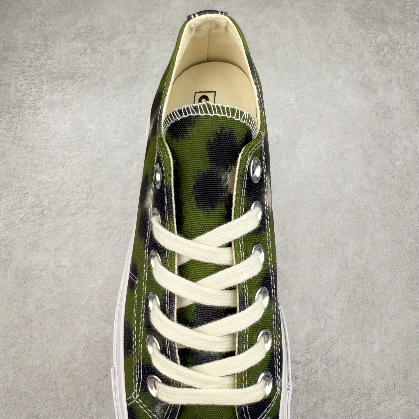 图片[5]-KENZO x Converse Hana Leopard Cypress NIGO与耐克集团的联名鞋款虽非首次问世，但双方此次携手KENZO与匡威推出的Chuck 70系列仍令人耳目一新。该系列囊括三款设计——经典高帮与两款人气低帮变奏，延续了这位日本创意总监执掌KENZO的一贯风格：大胆印花、鲜活色彩与精妙细节相映成趣。 标志性的Hana Leopard猎豹纹样贯穿全系列，为匡威百年历史注入全新印记。帆布鞋面分别呈现\\\”甜玉米黄\\\”、\\\”柏树绿\\\”及\\\”粉雾紫\\\”三种色调，既突破常规又致敬经典。特别设计的吊牌、翼形车线、撞色鞋底等细节匠心独运，鞋舌处KENZO Paris金属标牌更显奢华质感。 尺码：35 36 36.5 37 37.5 38 39 39.5 40 41 41.5 42 42.5 43 44-选品中心