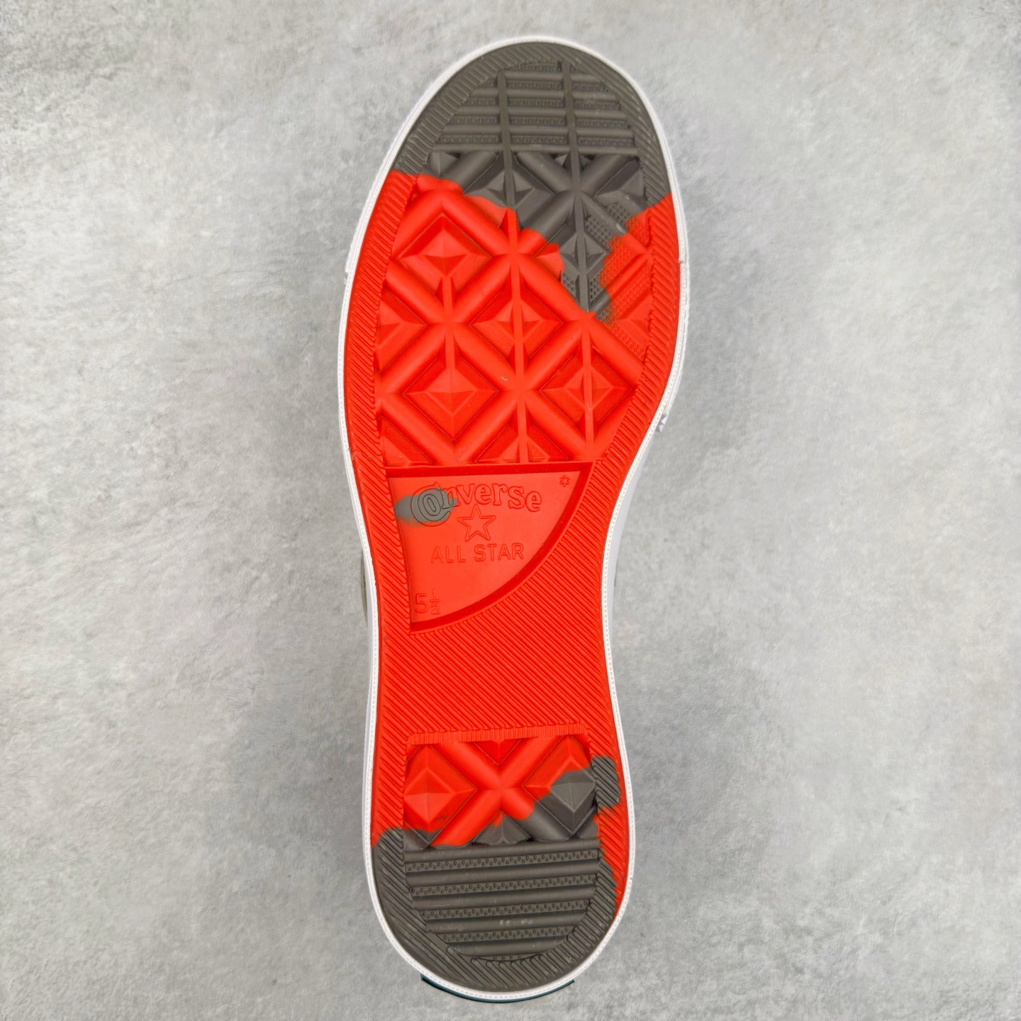 图片[9]-KENZO x Converse Hana Leopard Cypress NIGO与耐克集团的联名鞋款虽非首次问世，但双方此次携手KENZO与匡威推出的Chuck 70系列仍令人耳目一新。该系列囊括三款设计——经典高帮与两款人气低帮变奏，延续了这位日本创意总监执掌KENZO的一贯风格：大胆印花、鲜活色彩与精妙细节相映成趣。 标志性的Hana Leopard猎豹纹样贯穿全系列，为匡威百年历史注入全新印记。帆布鞋面分别呈现\\\”甜玉米黄\\\”、\\\”柏树绿\\\”及\\\”粉雾紫\\\”三种色调，既突破常规又致敬经典。特别设计的吊牌、翼形车线、撞色鞋底等细节匠心独运，鞋舌处KENZO Paris金属标牌更显奢华质感。 尺码：35 36 36.5 37 37.5 38 39 39.5 40 41 41.5 42 42.5 43 44-选品中心