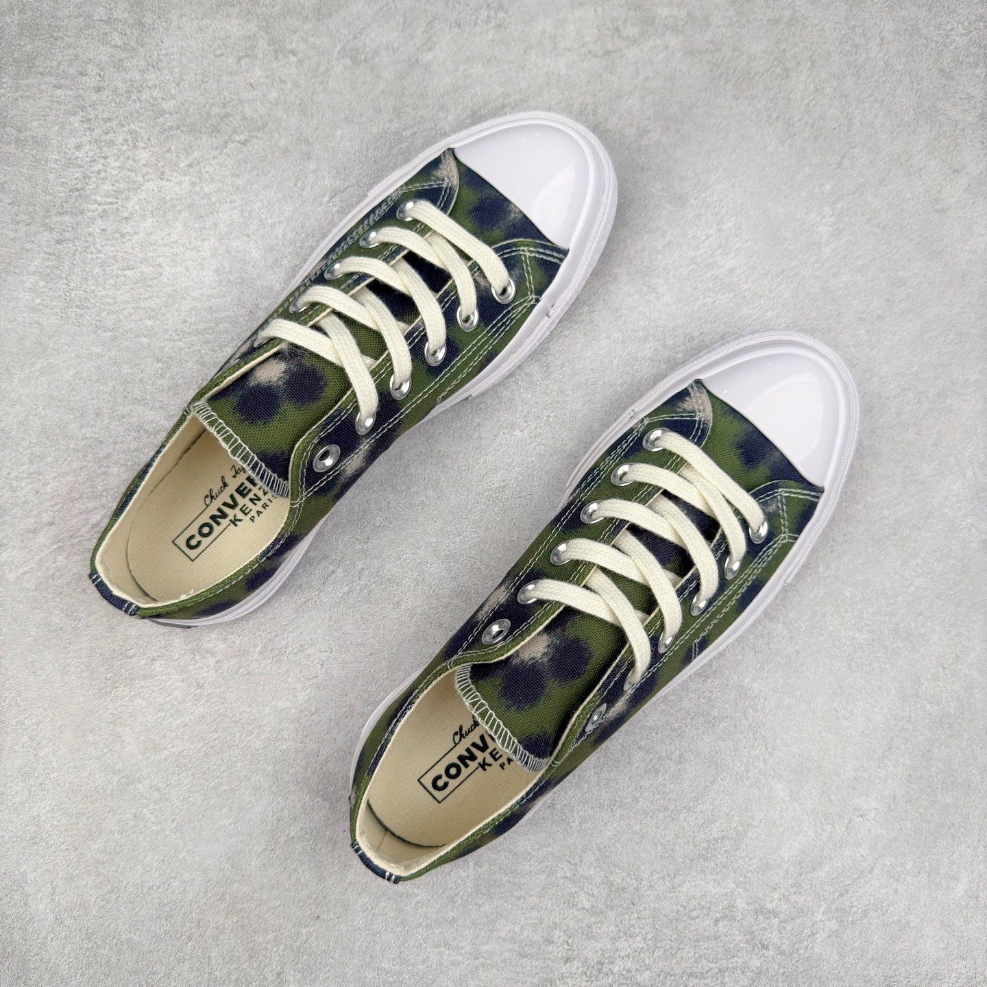 图片[3]-KENZO x Converse Hana Leopard Cypress NIGO与耐克集团的联名鞋款虽非首次问世，但双方此次携手KENZO与匡威推出的Chuck 70系列仍令人耳目一新。该系列囊括三款设计——经典高帮与两款人气低帮变奏，延续了这位日本创意总监执掌KENZO的一贯风格：大胆印花、鲜活色彩与精妙细节相映成趣。 标志性的Hana Leopard猎豹纹样贯穿全系列，为匡威百年历史注入全新印记。帆布鞋面分别呈现\\\”甜玉米黄\\\”、\\\”柏树绿\\\”及\\\”粉雾紫\\\”三种色调，既突破常规又致敬经典。特别设计的吊牌、翼形车线、撞色鞋底等细节匠心独运，鞋舌处KENZO Paris金属标牌更显奢华质感。 尺码：35 36 36.5 37 37.5 38 39 39.5 40 41 41.5 42 42.5 43 44-选品中心