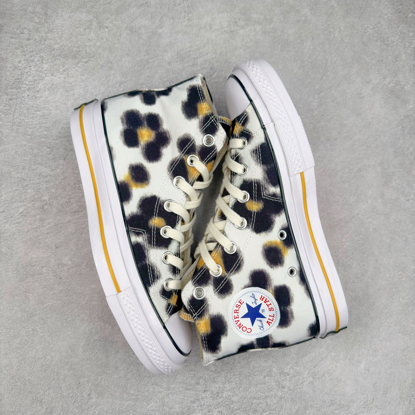 图片[3]-KENZO x Converse Hana Leopard Cypress NIGO与耐克集团的联名鞋款虽非首次问世，但双方此次携手KENZO与匡威推出的Chuck 70系列仍令人耳目一新。该系列囊括三款设计——经典高帮与两款人气低帮变奏，延续了这位日本创意总监执掌KENZO的一贯风格：大胆印花、鲜活色彩与精妙细节相映成趣。 标志性的Hana Leopard猎豹纹样贯穿全系列，为匡威百年历史注入全新印记。帆布鞋面分别呈现\\\”甜玉米黄\\\”、\\\”柏树绿\\\”及\\\”粉雾紫\\\”三种色调，既突破常规又致敬经典。特别设计的吊牌、翼形车线、撞色鞋底等细节匠心独运，鞋舌处KENZO Paris金属标牌更显奢华质感。 尺码：35 36 36.5 37 37.5 38 39 39.5 40 41 41.5 42 42.5 43 44-选品中心