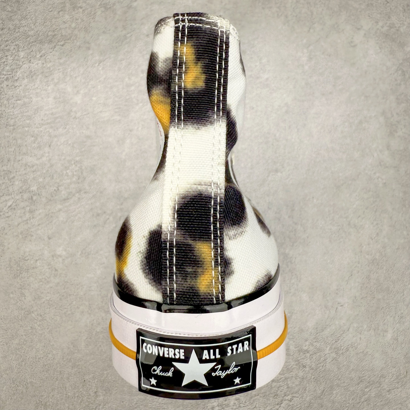 图片[8]-KENZO x Converse Hana Leopard Cypress NIGO与耐克集团的联名鞋款虽非首次问世，但双方此次携手KENZO与匡威推出的Chuck 70系列仍令人耳目一新。该系列囊括三款设计——经典高帮与两款人气低帮变奏，延续了这位日本创意总监执掌KENZO的一贯风格：大胆印花、鲜活色彩与精妙细节相映成趣。 标志性的Hana Leopard猎豹纹样贯穿全系列，为匡威百年历史注入全新印记。帆布鞋面分别呈现\\\”甜玉米黄\\\”、\\\”柏树绿\\\”及\\\”粉雾紫\\\”三种色调，既突破常规又致敬经典。特别设计的吊牌、翼形车线、撞色鞋底等细节匠心独运，鞋舌处KENZO Paris金属标牌更显奢华质感。 尺码：35 36 36.5 37 37.5 38 39 39.5 40 41 41.5 42 42.5 43 44-选品中心